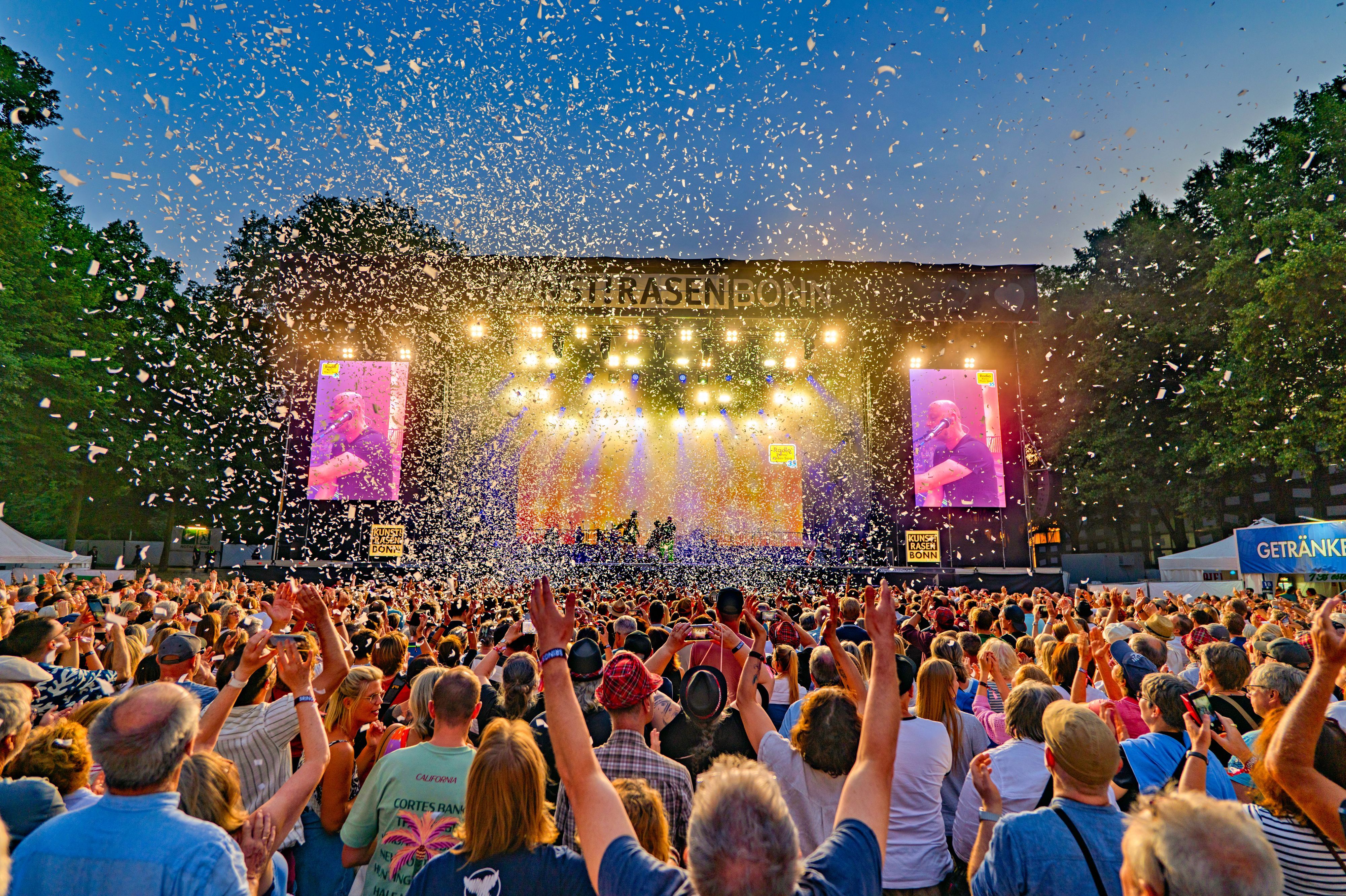 Beim Konzert von Brings fliegt Konfetti durch die Luft.