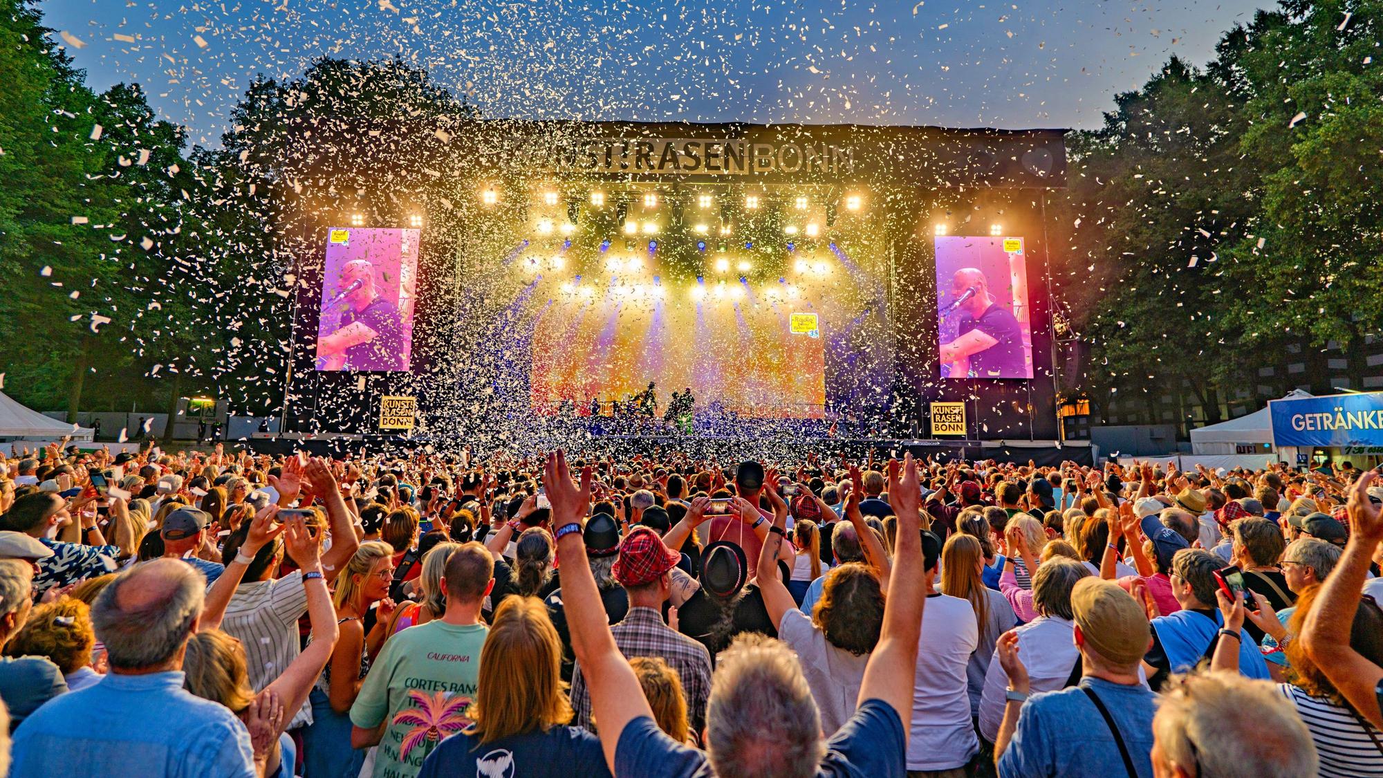 Beim Konzert von Brings fliegt Konfetti durch die Luft.