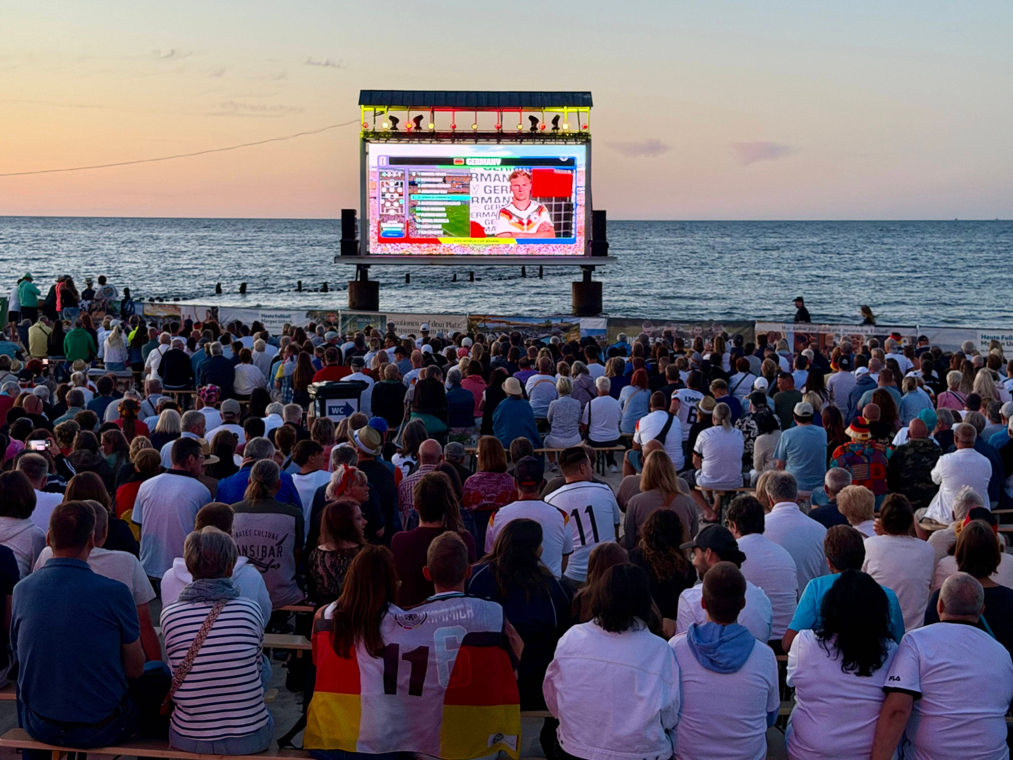 Public Viewing am Fußballstrand in Heringsdorf.