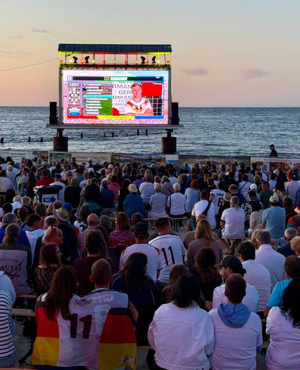 Public Viewing am Fußballstrand in Heringsdorf.