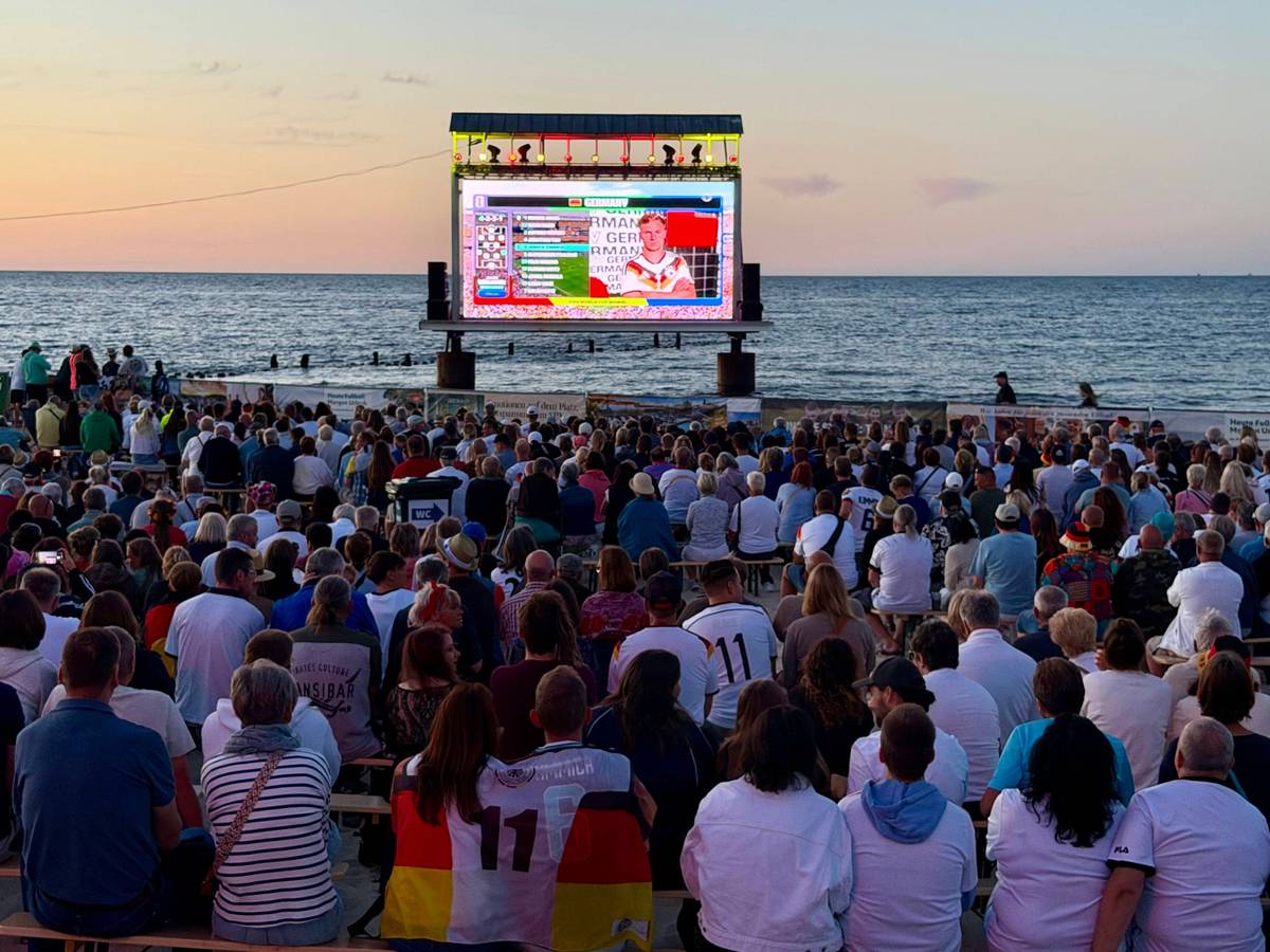 Public Viewing am Fußballstrand in Heringsdorf.