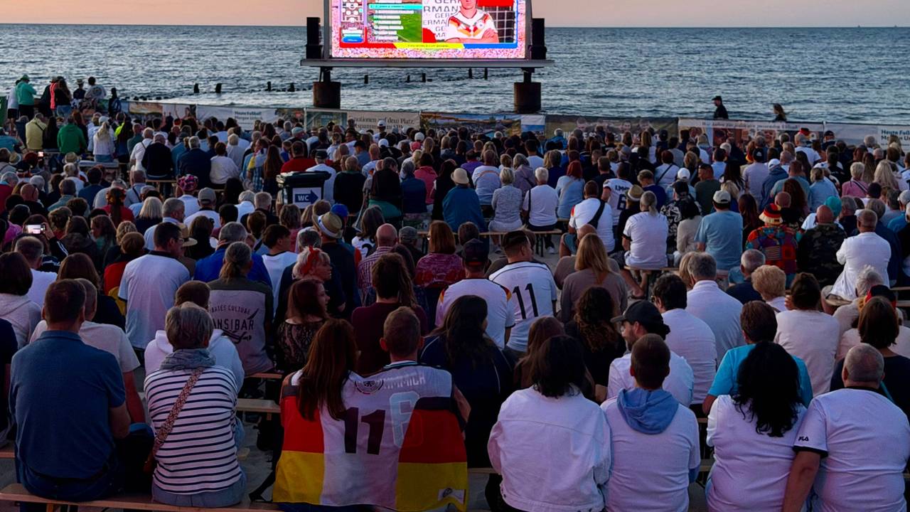 Public Viewing am Fußballstrand in Heringsdorf.