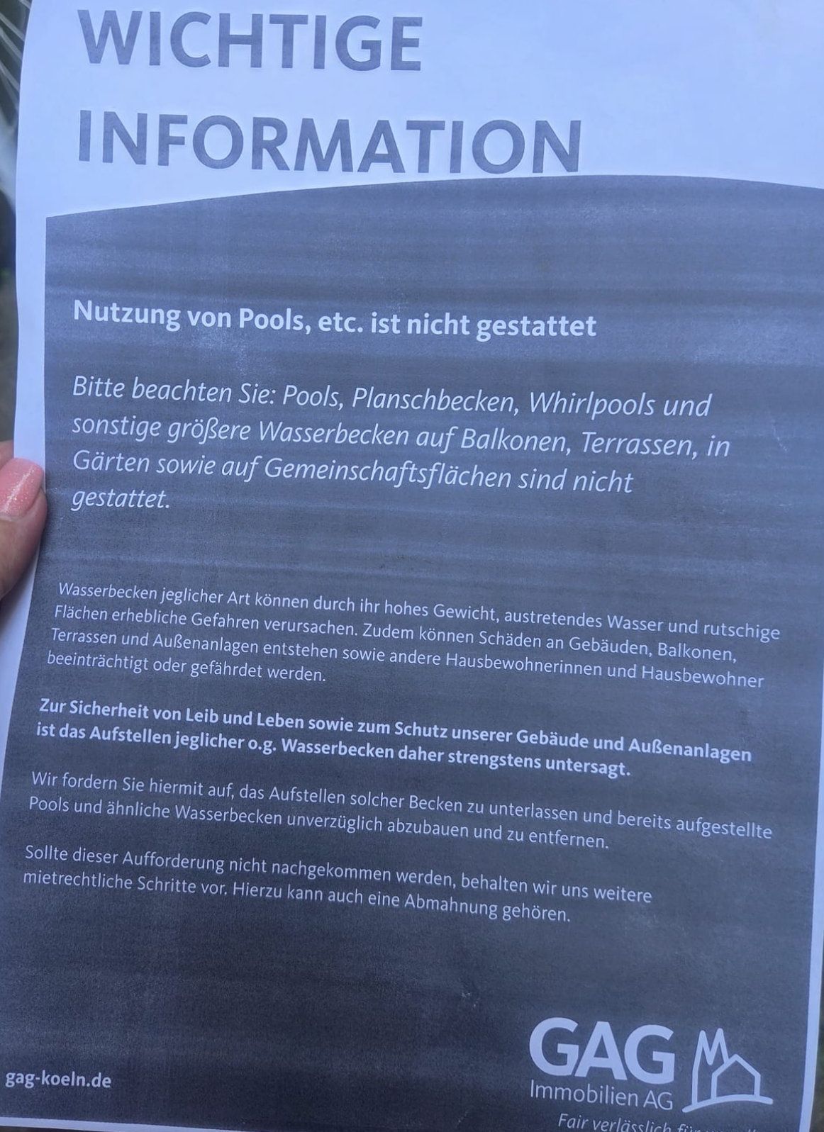 Mit diesem Aushang weist die GAG auf das Pool-Verbot hin.