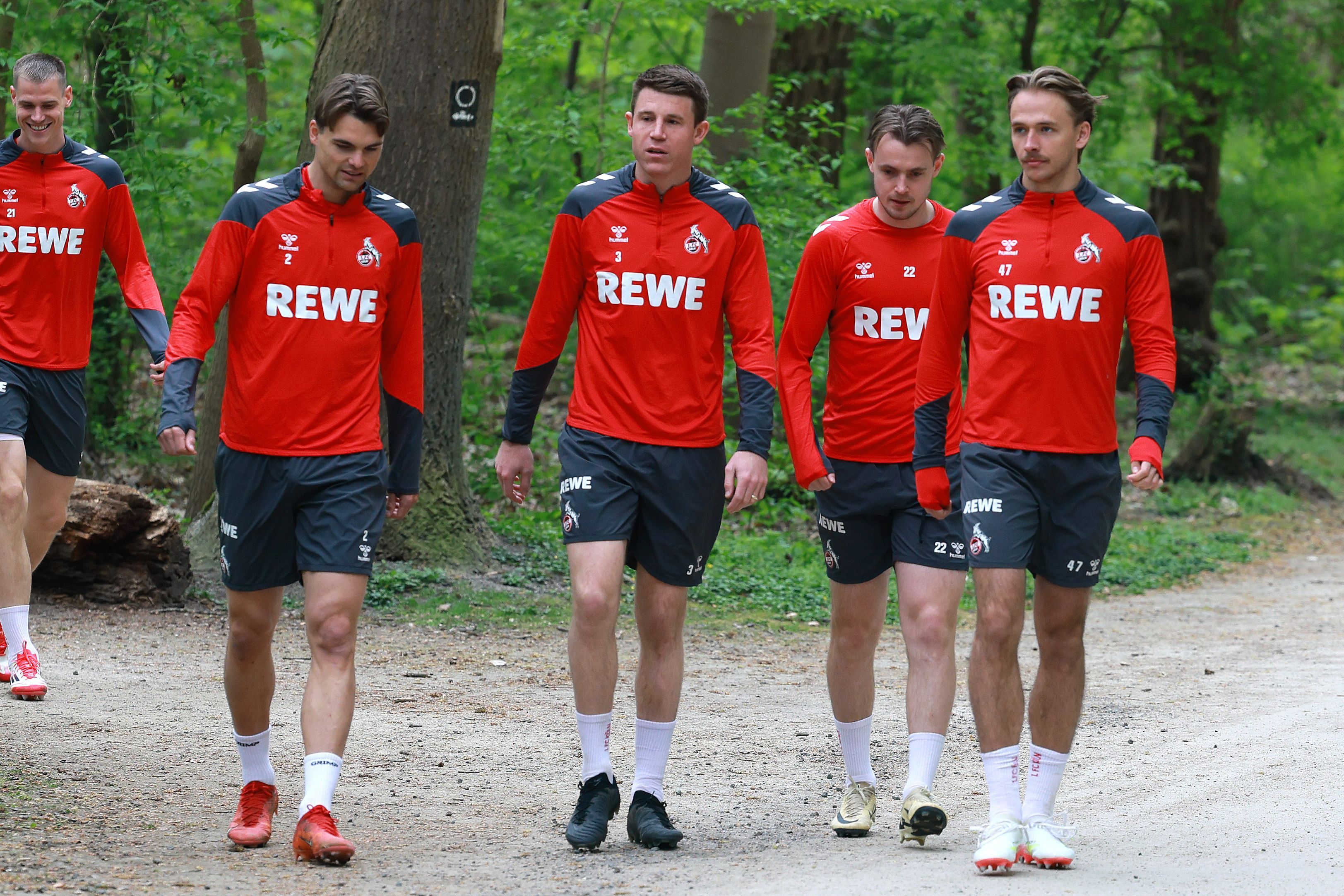 Joel Schmied, Dominique Heintz, Jacob Christensen und Mathias Olesen gehen zum Training.