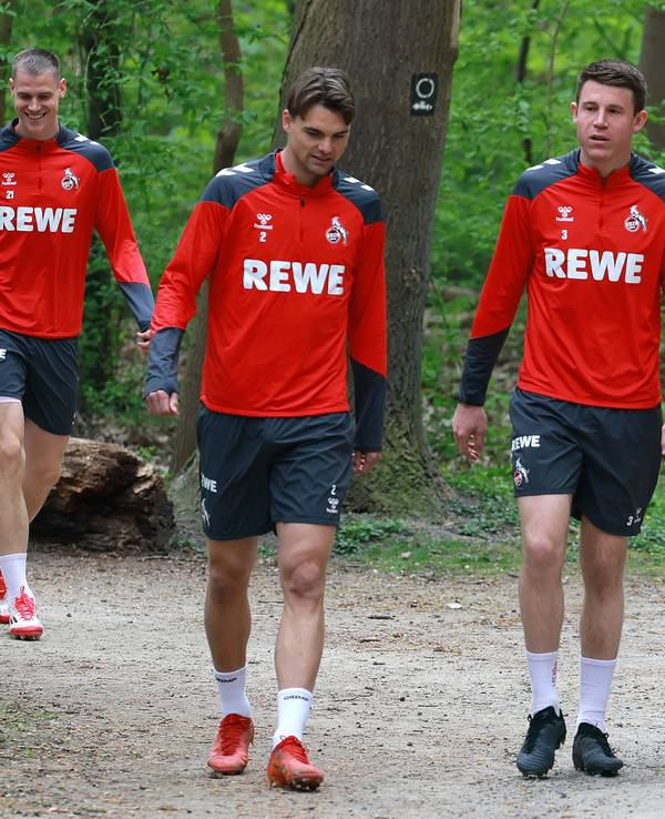 Joel Schmied, Dominique Heintz, Jacob Christensen und Mathias Olesen gehen zum Training.