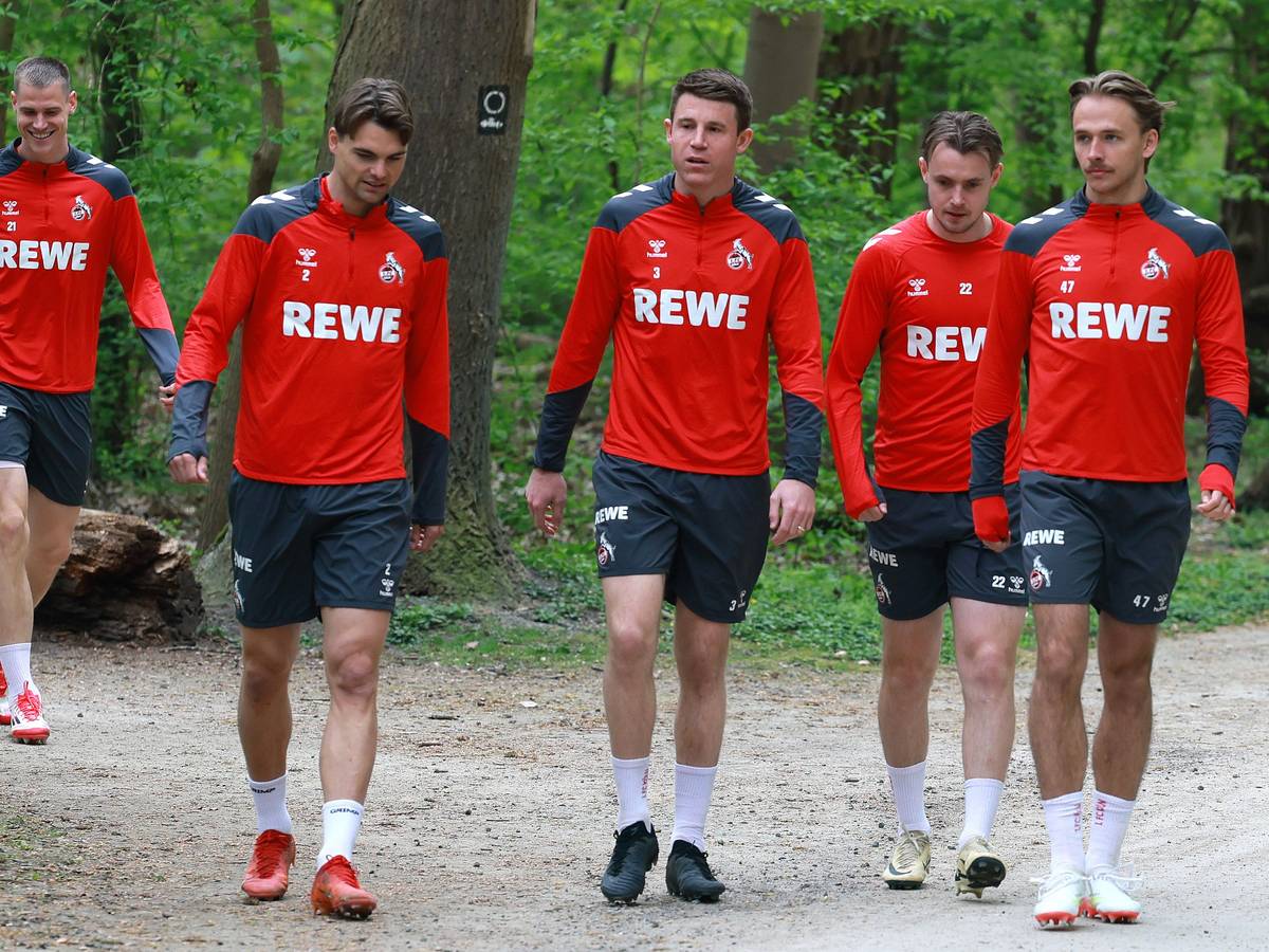 Joel Schmied, Dominique Heintz, Jacob Christensen und Mathias Olesen gehen zum Training.