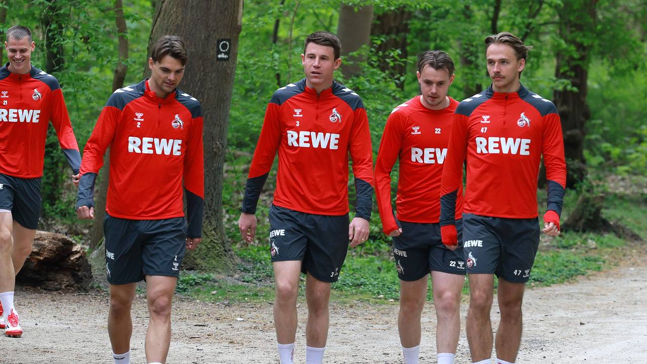Joel Schmied, Dominique Heintz, Jacob Christensen und Mathias Olesen gehen zum Training.