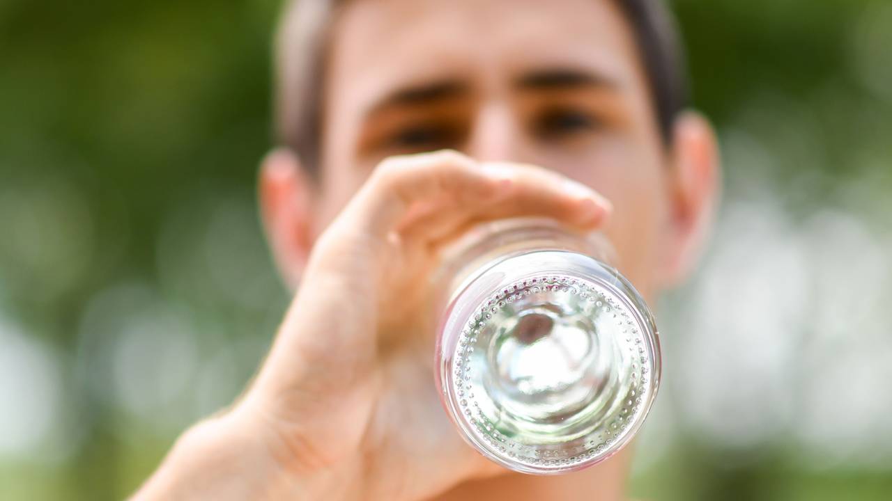 Der Mülheimer Produzent Raffelberger hat bestimmte Mineralwassersorten wegen Bakterienbelastung zurückgerufen. (Symbolfoto)