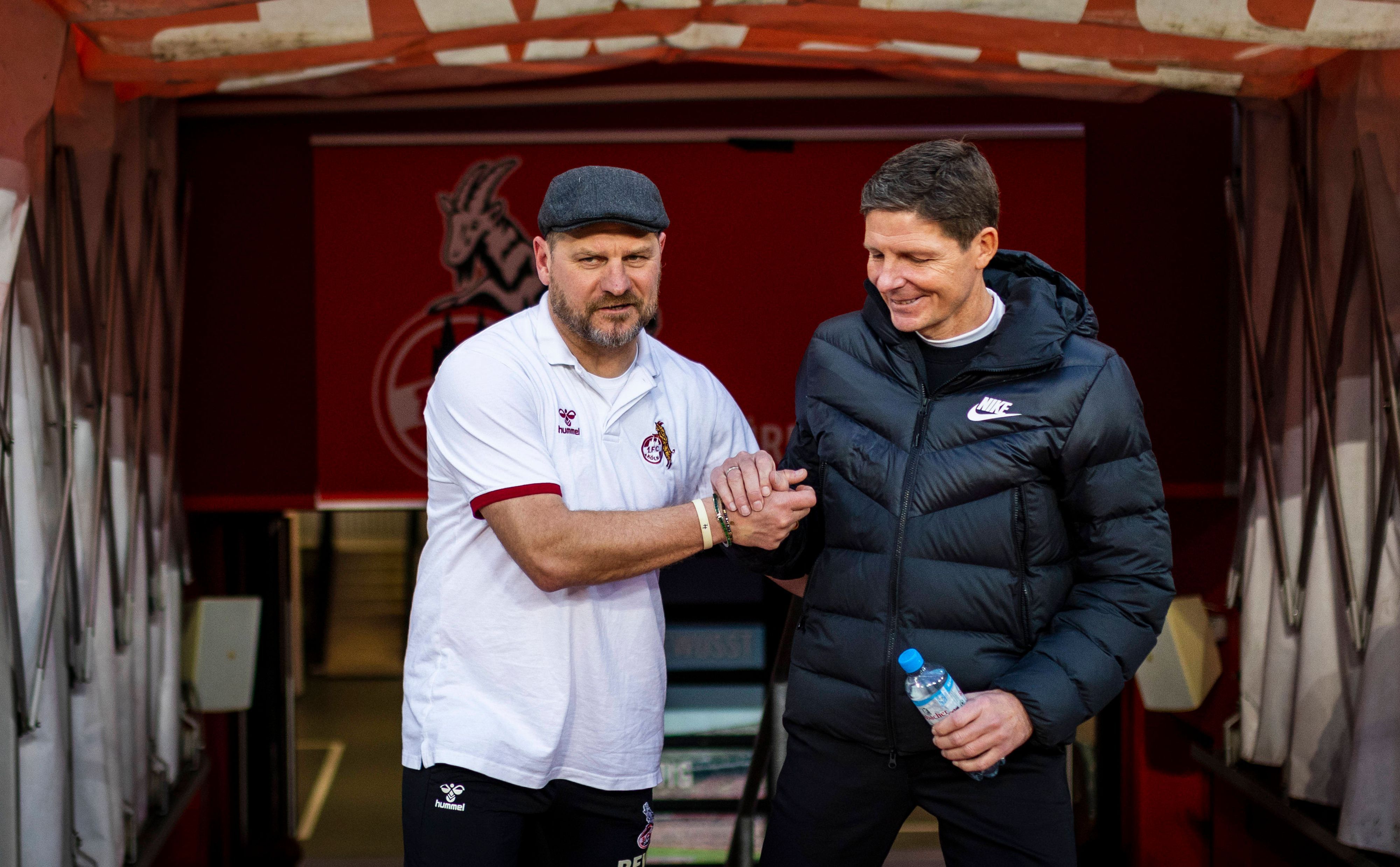 Steffen Baumgart und Oliver Glasner geben sich die Hand.