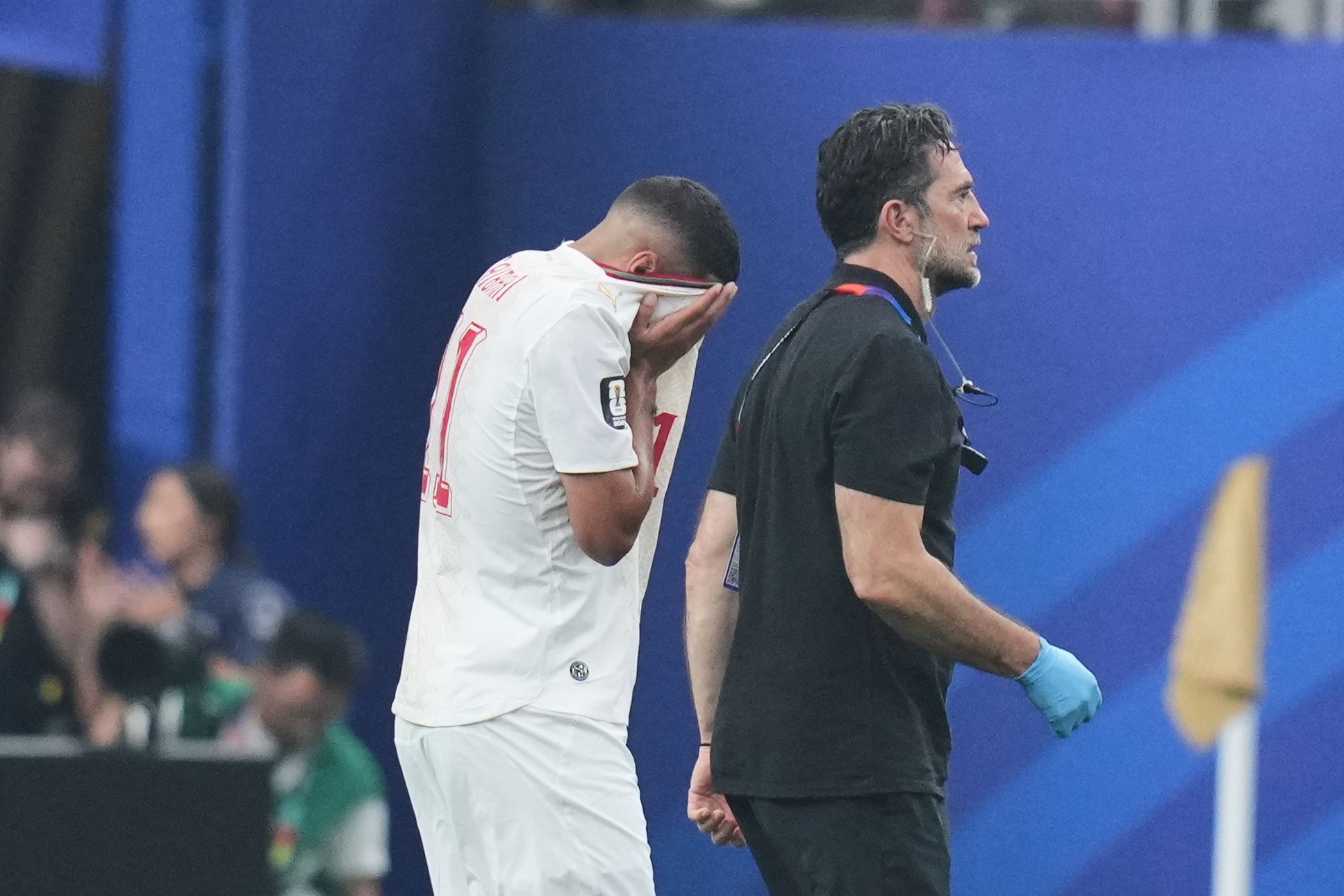 Der Marokkaner Ismael Saibari (l) muss verletzt das Feld verlassen und vergräbt sein Gesicht in seinem Trikot.