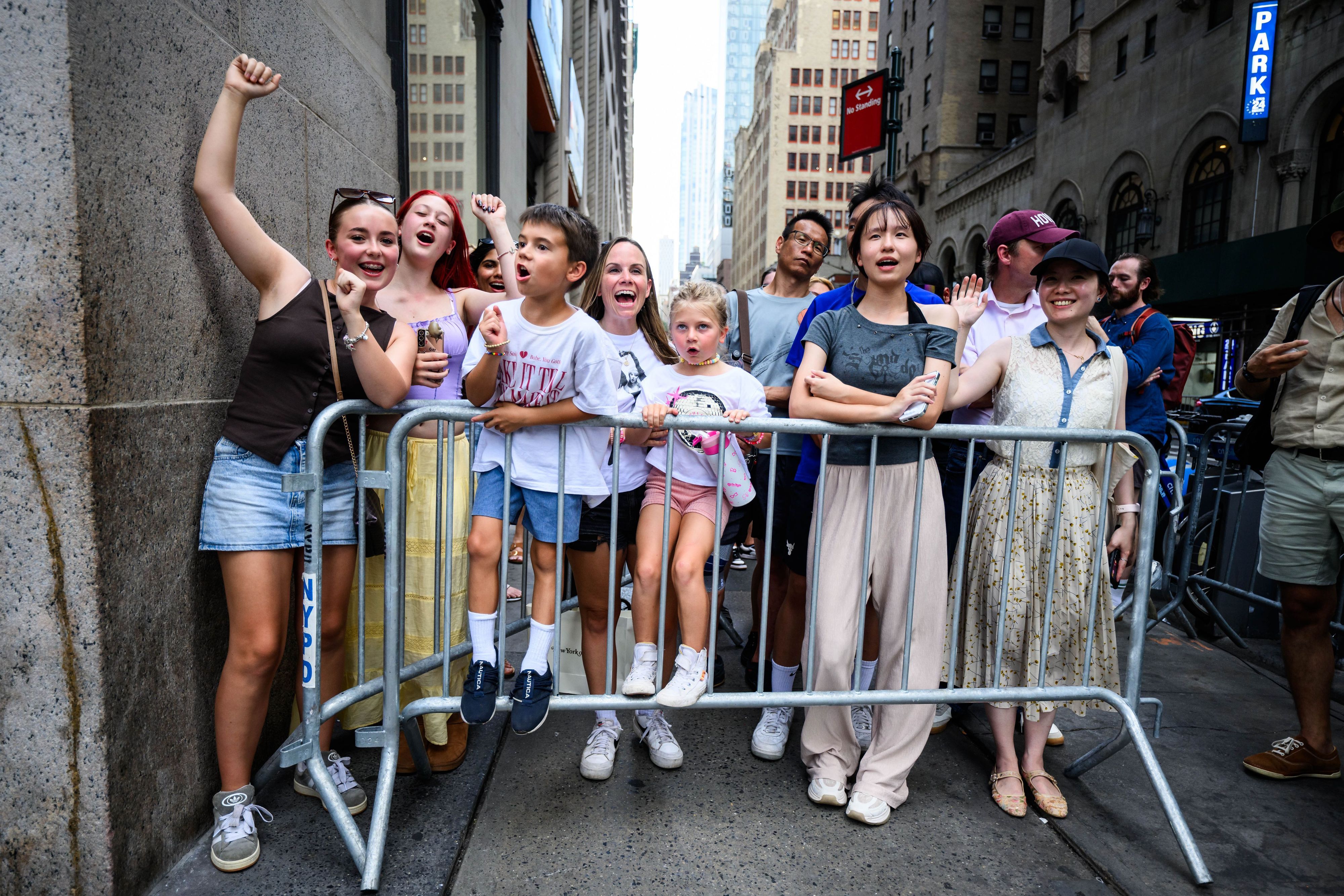 Schaulustige stehen hinter Absperrungen am Madison Square Garden.