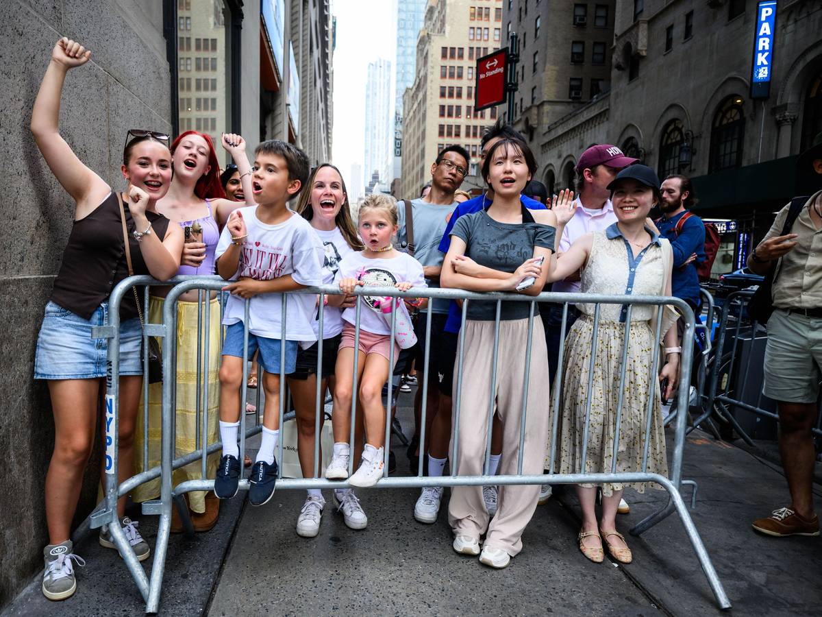 Schaulustige stehen hinter Absperrungen am Madison Square Garden.
