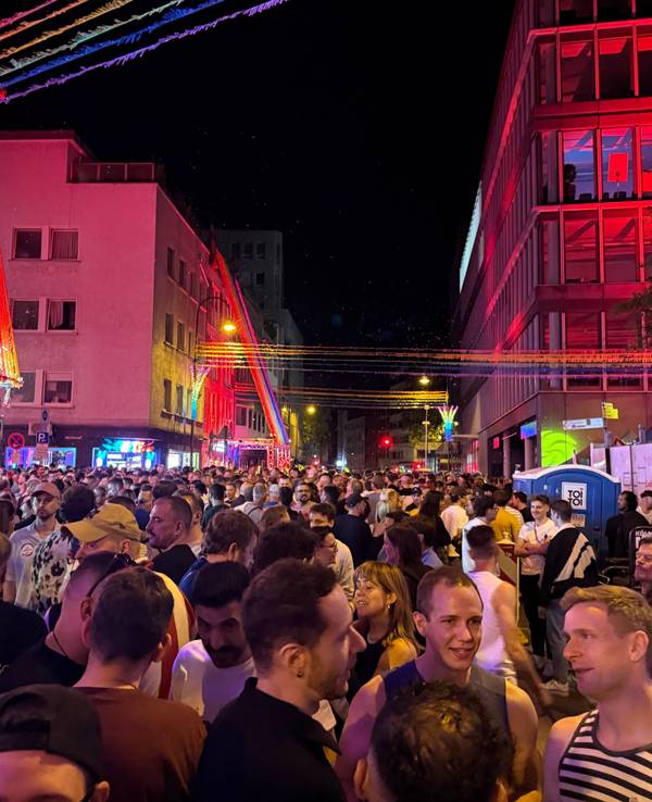 Am Freitagabend hat das Straßenfest zur Cologne Pride begonnen. Auch auf der Schaafenstraße wurde gefeiert.