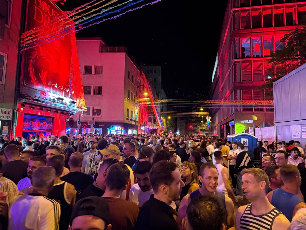 Am Freitagabend hat das Straßenfest zur Cologne Pride begonnen. Auch auf der Schaafenstraße wurde gefeiert.