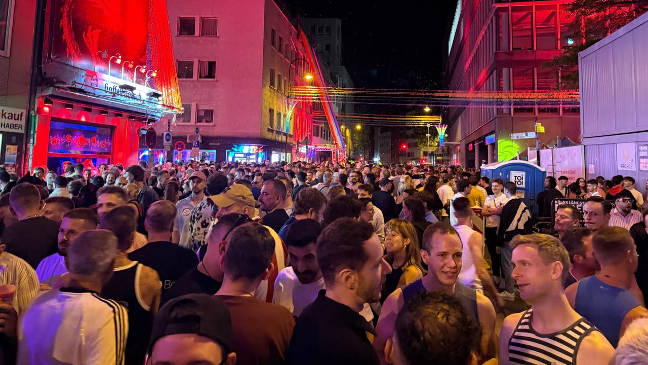 Am Freitagabend hat das Straßenfest zur Cologne Pride begonnen. Auch auf der Schaafenstraße wurde gefeiert.