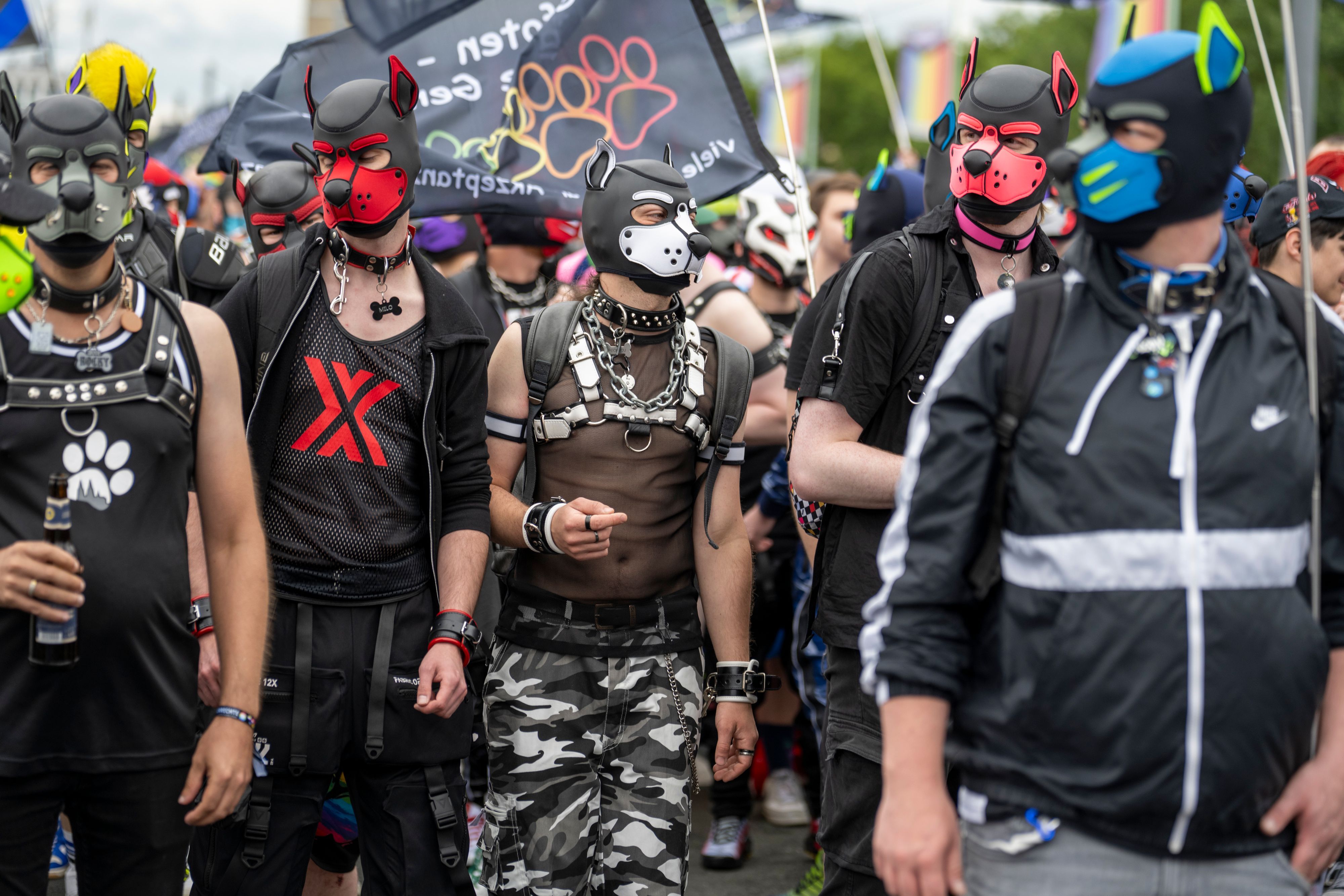 Menschen präsentieren ihren Fetisch bei der CSD-Parade.