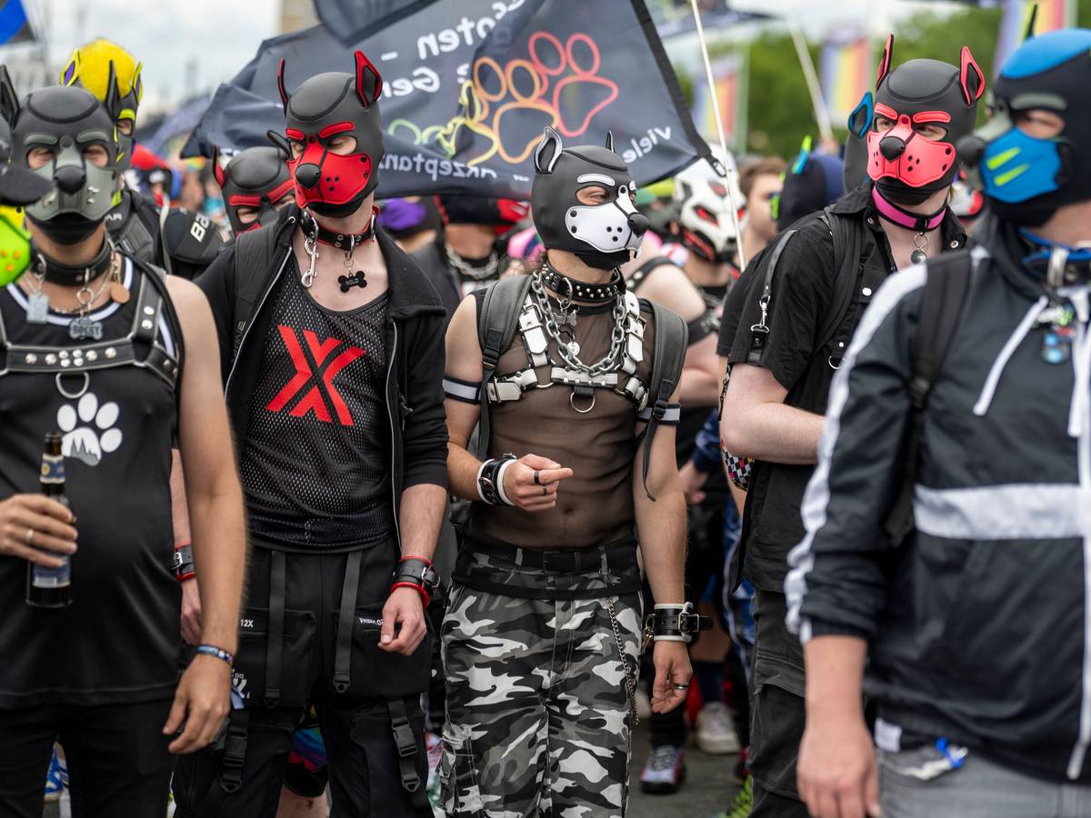Menschen präsentieren ihren Fetisch bei der CSD-Parade.