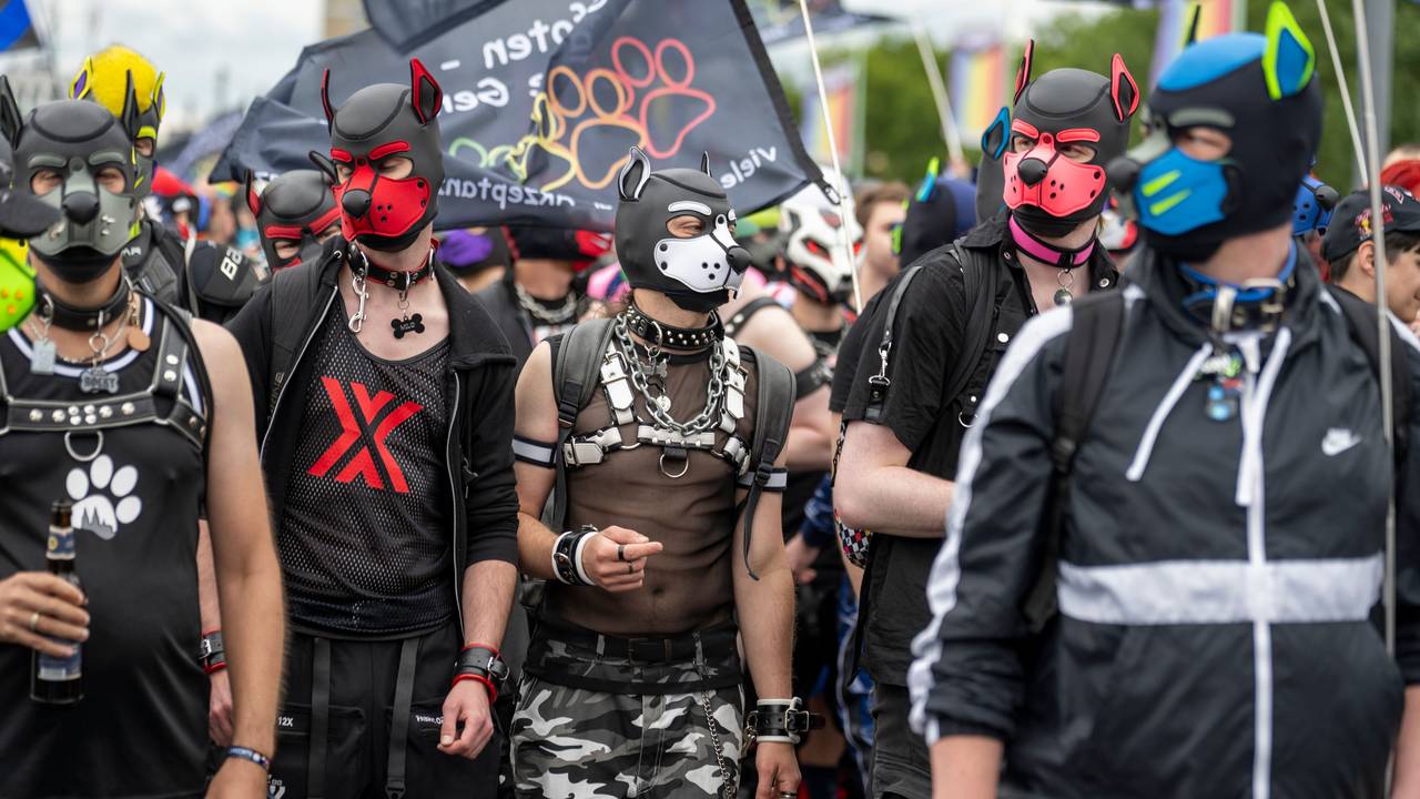 Menschen präsentieren ihren Fetisch bei der CSD-Parade.