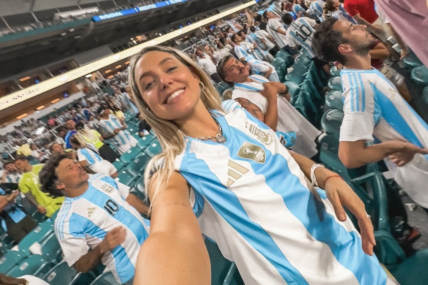 Reporterin Sofi Martinez im argentinischen Trikot.