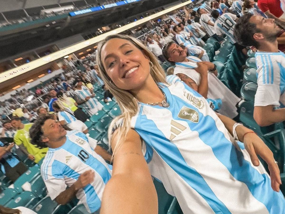 Reporterin Sofi Martinez im argentinischen Trikot.