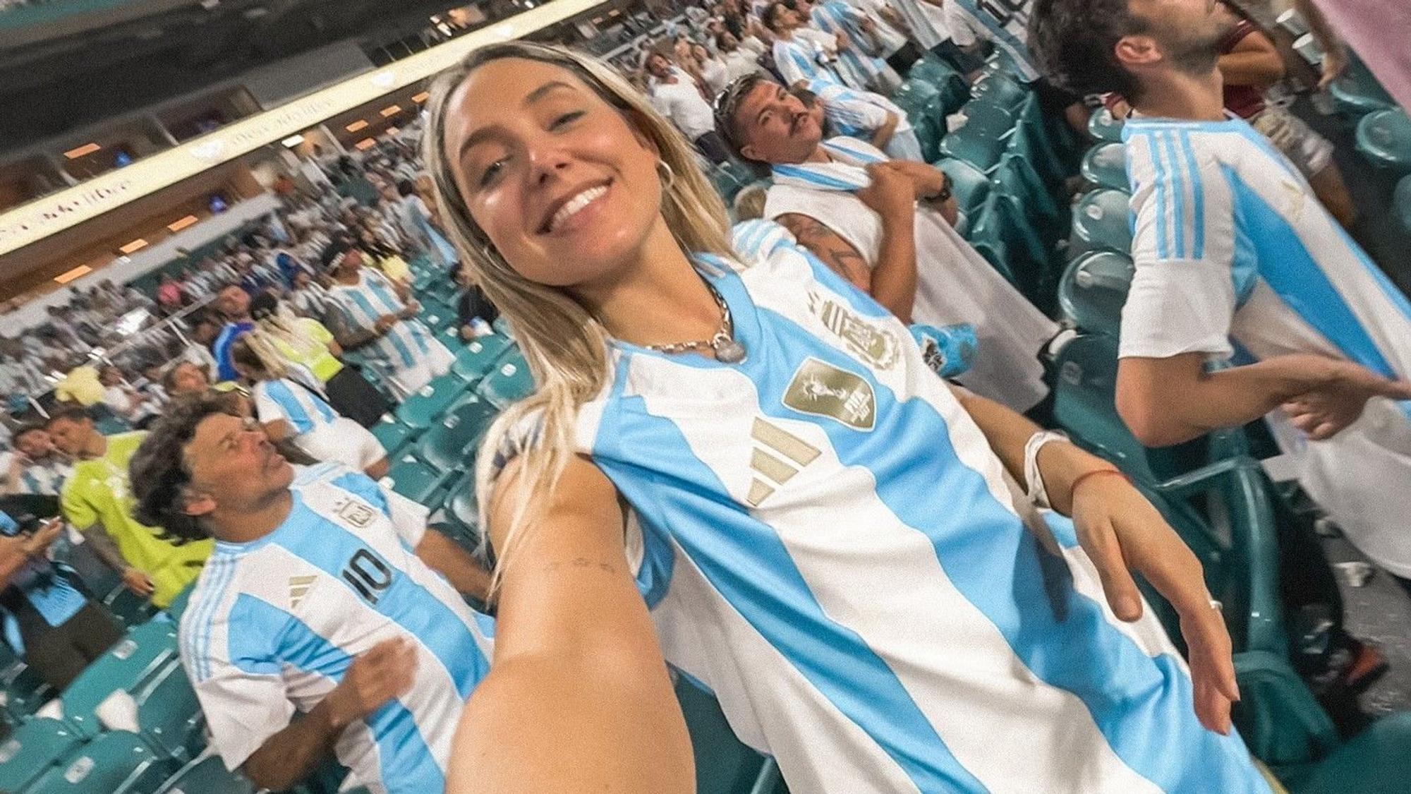 Reporterin Sofi Martinez im argentinischen Trikot.