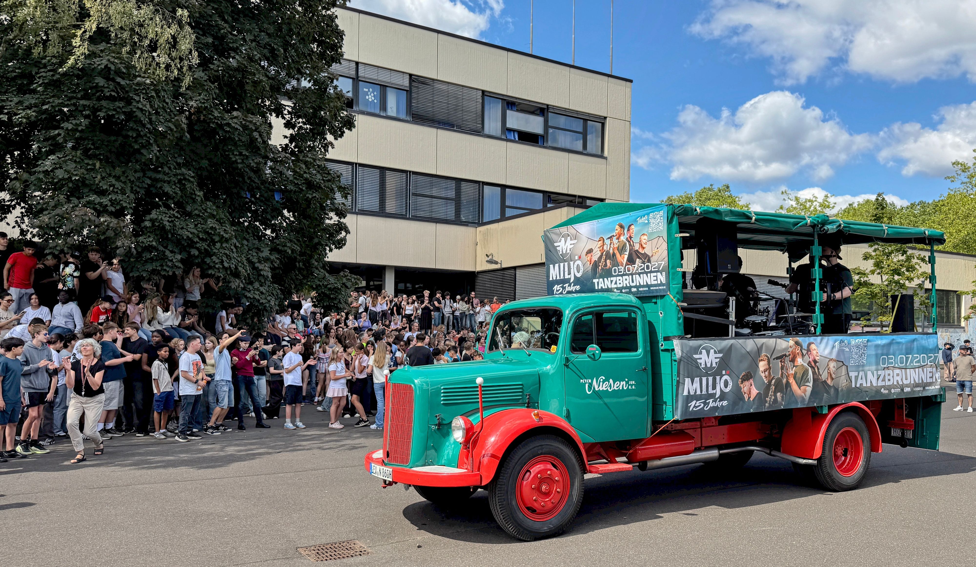 Die Band Miljö auf dem Schulhof der Gesamtschule Holweide.