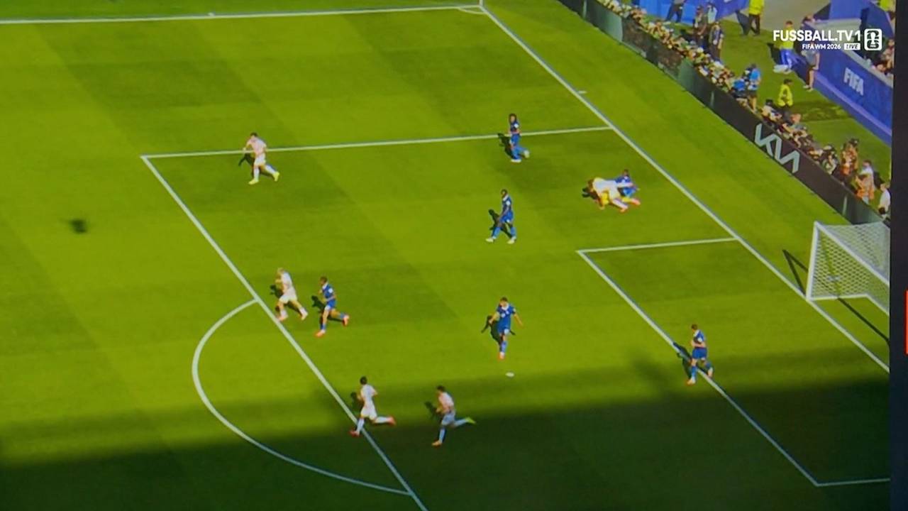 Spielszene bei Frankreich - Paraguay.