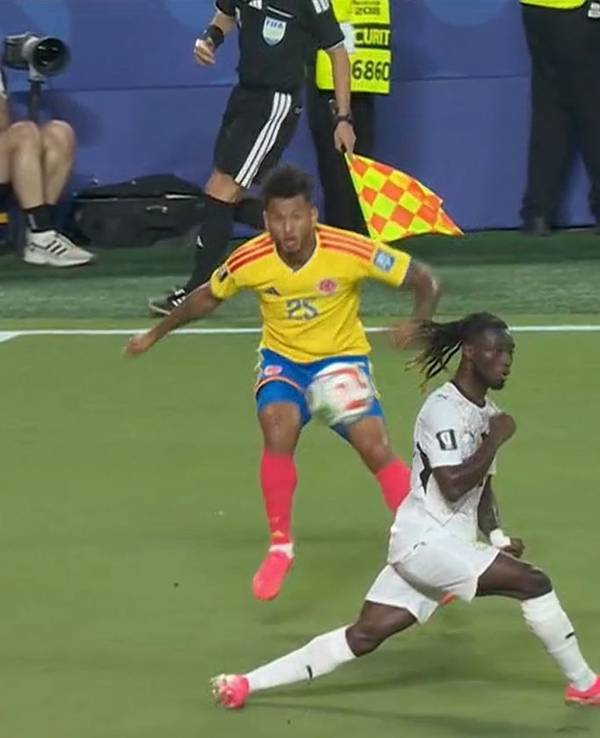 Gideon Mensah kann die Flanke von Luis Suarez nicht verhindern.