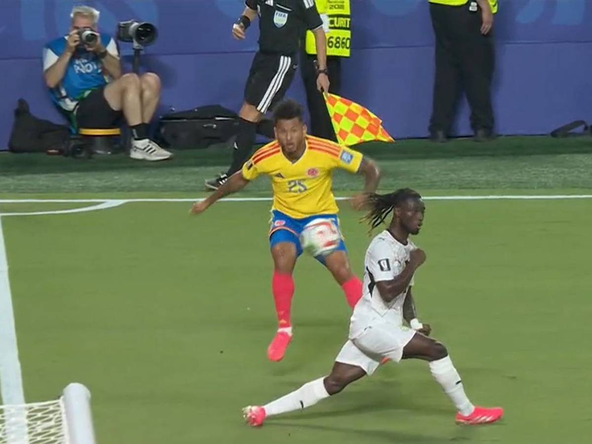 Gideon Mensah kann die Flanke von Luis Suarez nicht verhindern.