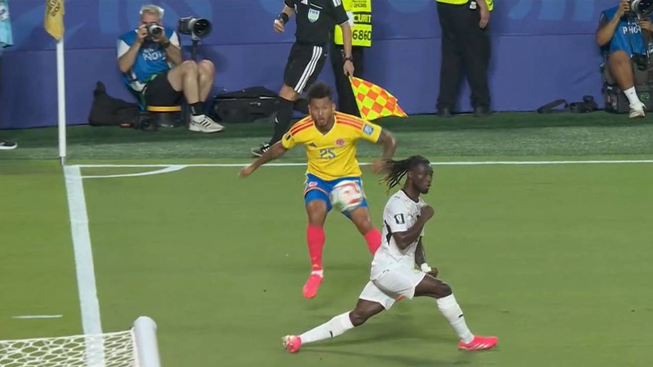 Gideon Mensah kann die Flanke von Luis Suarez nicht verhindern.