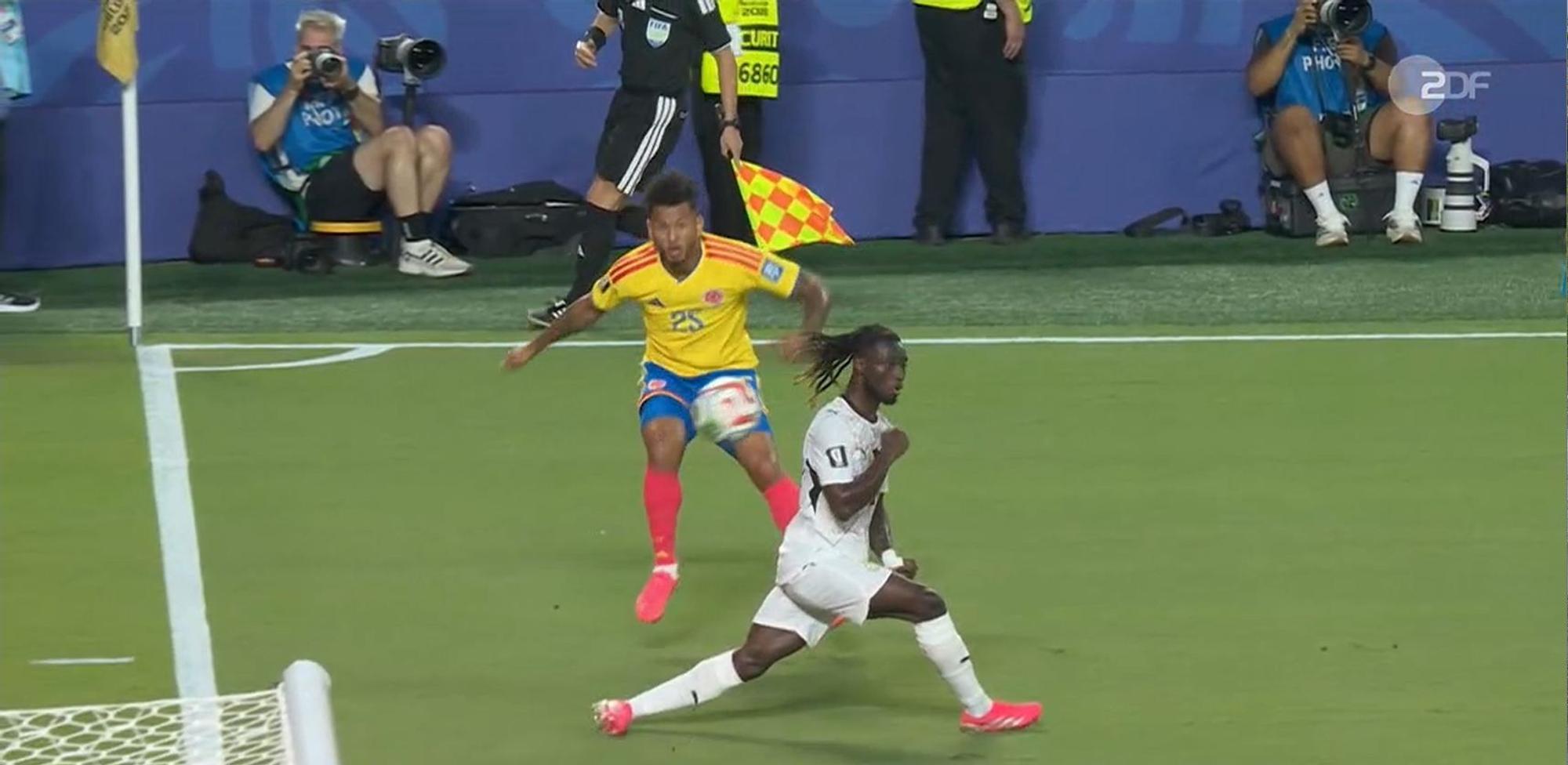 Gideon Mensah kann die Flanke von Luis Suarez nicht verhindern.