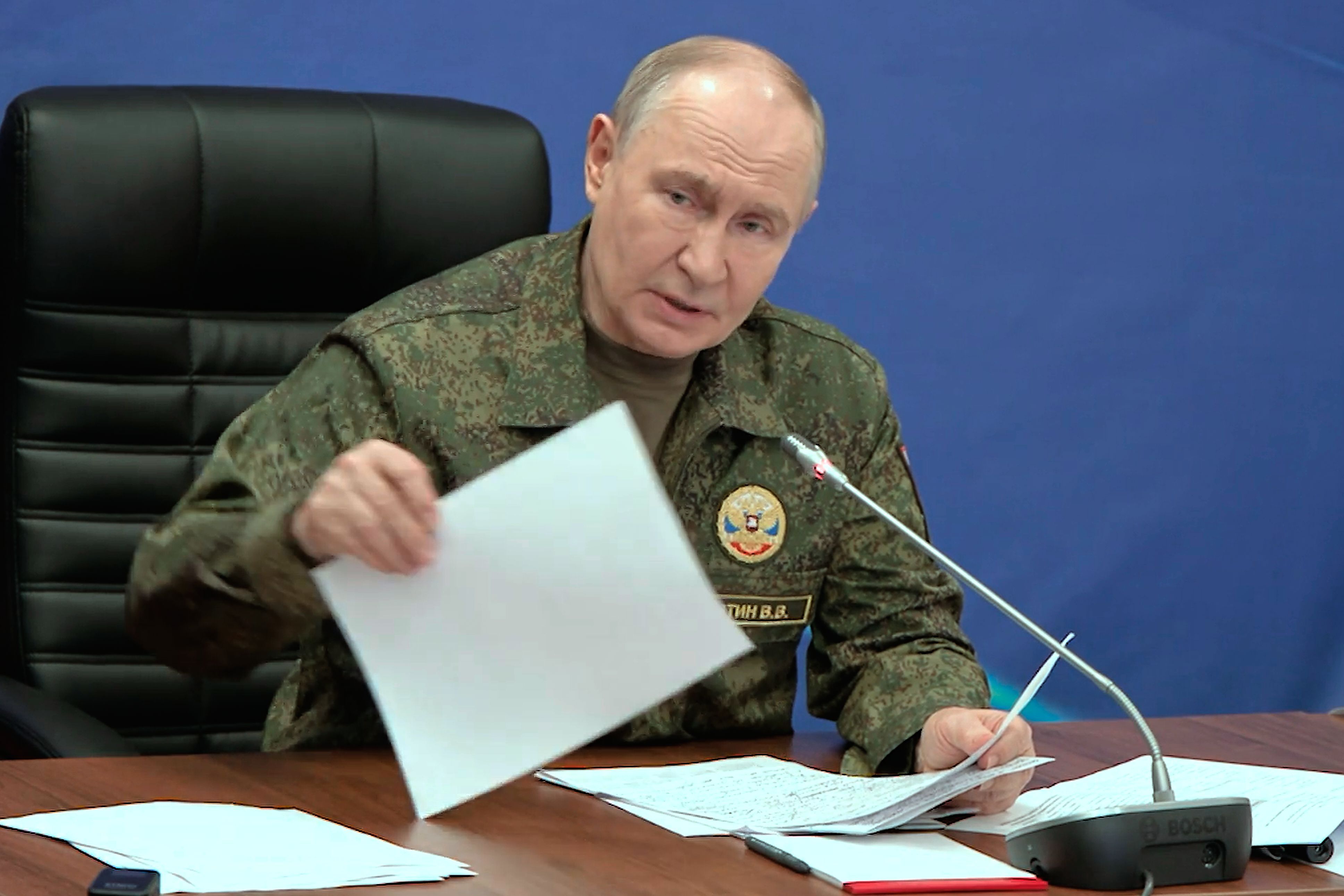 Auf diesem Bild, das einem vom Pressedienst des russischen Präsidenten via AP zur Verfügung gestellten Video entnommen ist, ist der russische Präsident Wladimir Putin bei einem Besuch einer der Kommandozentralen der Gemeinsamen Gruppe der russischen Streitkräfte an einem nicht genannten Ort zu sehen.