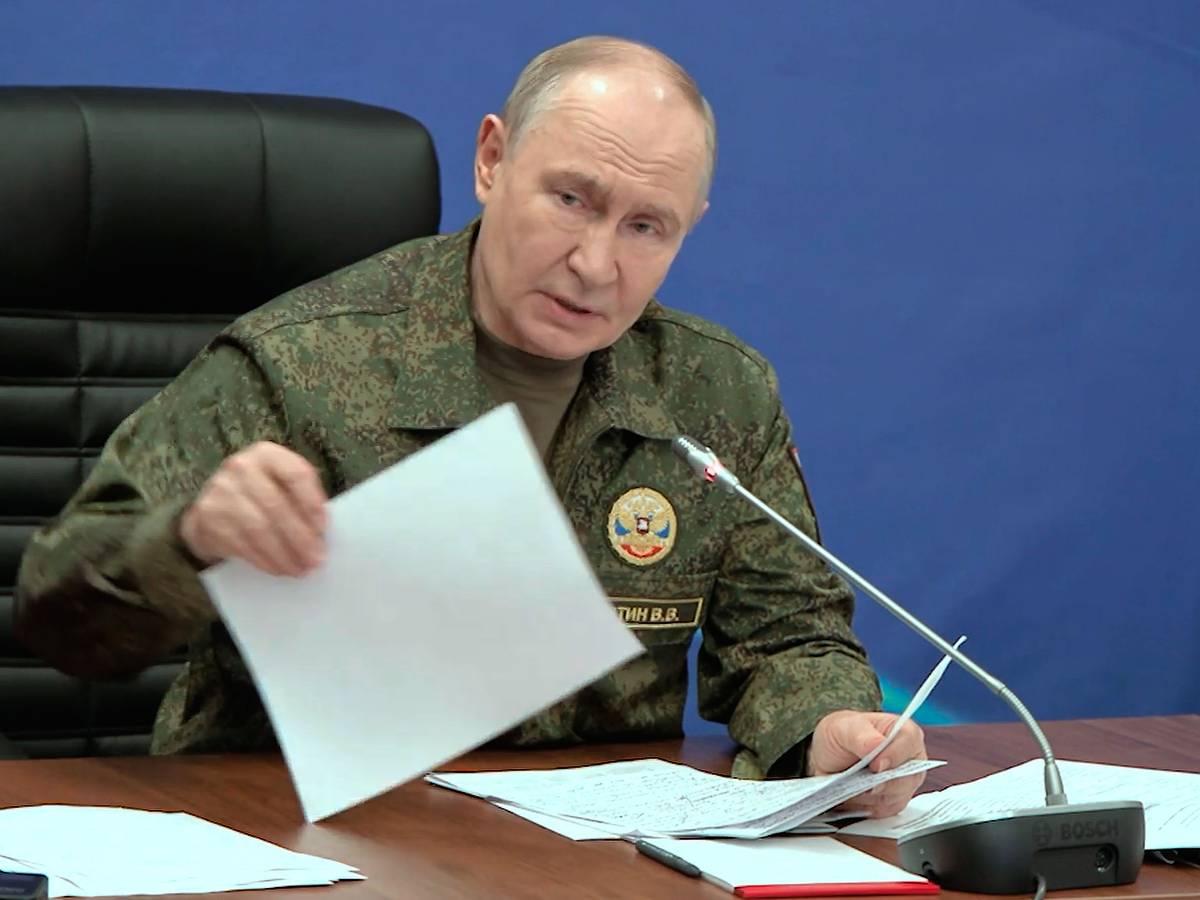 Auf diesem Bild, das einem vom Pressedienst des russischen Präsidenten via AP zur Verfügung gestellten Video entnommen ist, ist der russische Präsident Wladimir Putin bei einem Besuch einer der Kommandozentralen der Gemeinsamen Gruppe der russischen Streitkräfte an einem nicht genannten Ort zu sehen.
