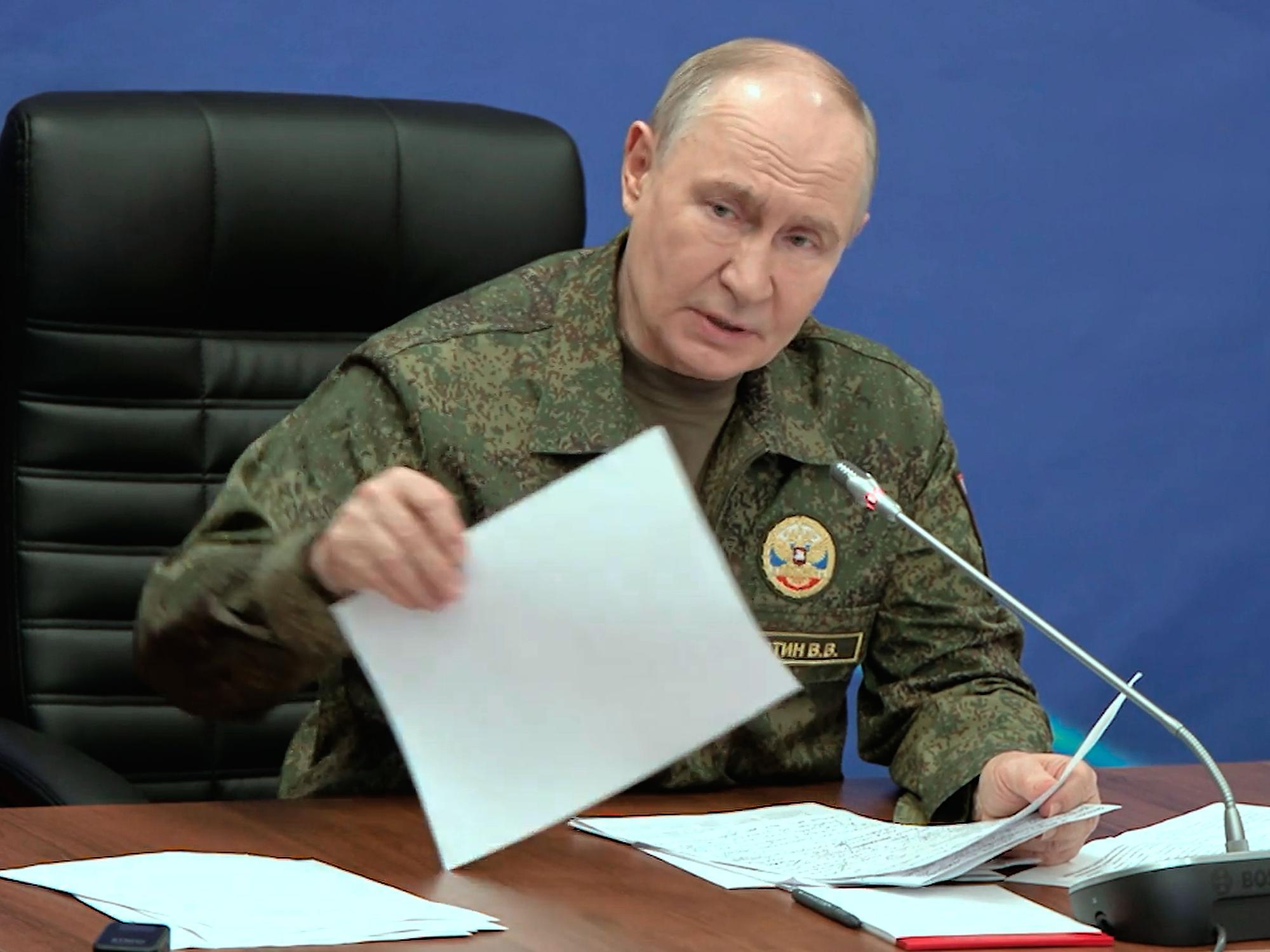 Auf diesem Bild, das einem vom Pressedienst des russischen Präsidenten via AP zur Verfügung gestellten Video entnommen ist, ist der russische Präsident Wladimir Putin bei einem Besuch einer der Kommandozentralen der Gemeinsamen Gruppe der russischen Streitkräfte an einem nicht genannten Ort zu sehen.