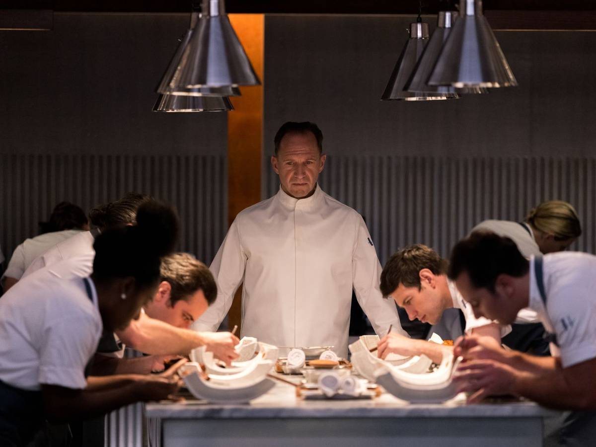 Ralph Fiennes (Mitte) als Koch mit finsteren Hintergedanken: „The Menu“ erzählt von einem Haute-Cuisine-Dinner, das einen ungeahnten Verlauf nimmt. (Bild: RTL / 2022 20th Century Studios)