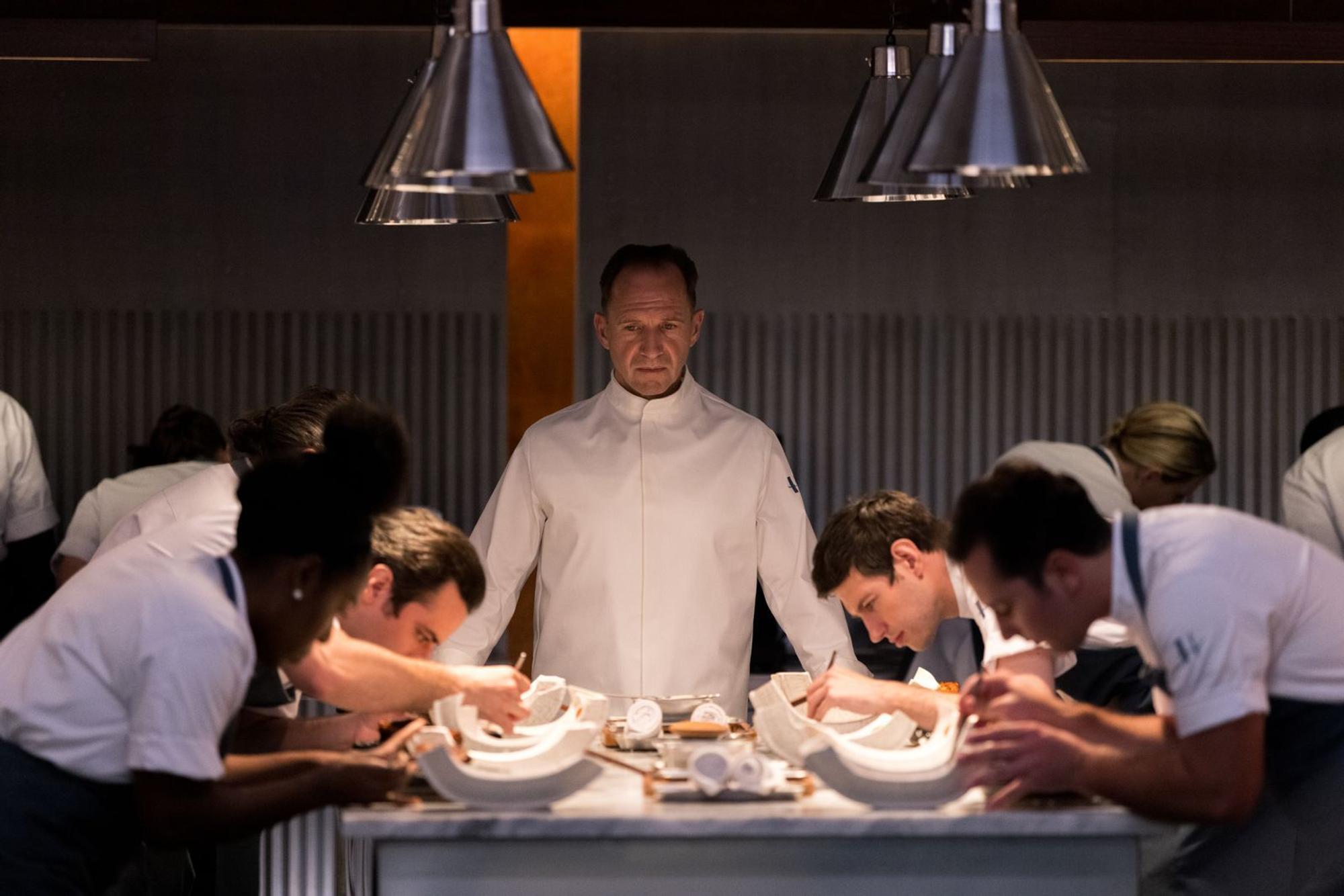Ralph Fiennes (Mitte) als Koch mit finsteren Hintergedanken: „The Menu“ erzählt von einem Haute-Cuisine-Dinner, das einen ungeahnten Verlauf nimmt. (Bild: RTL / 2022 20th Century Studios)