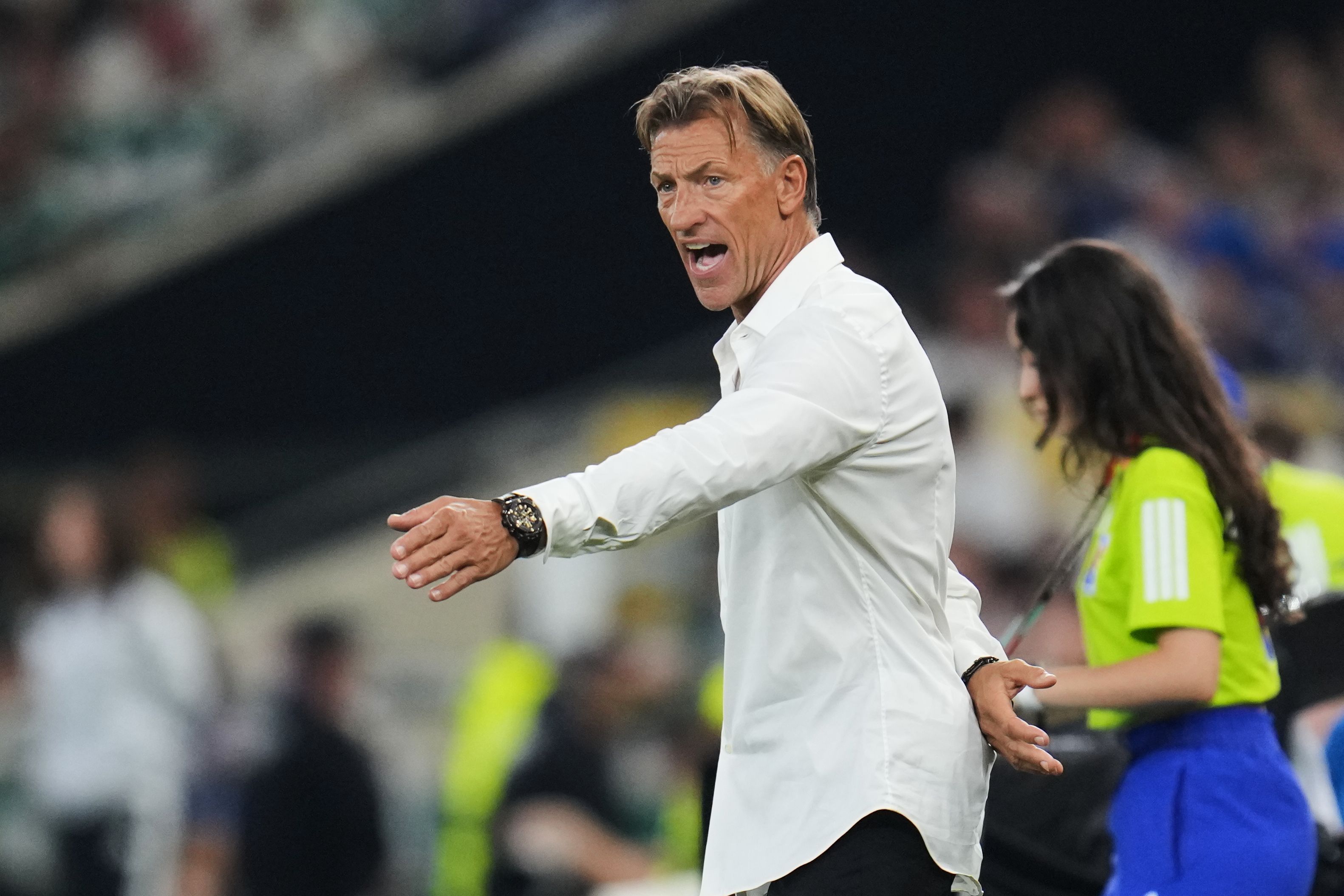 Hervé Renard gibt lautstark Anweisungen an der Seitenlinie.