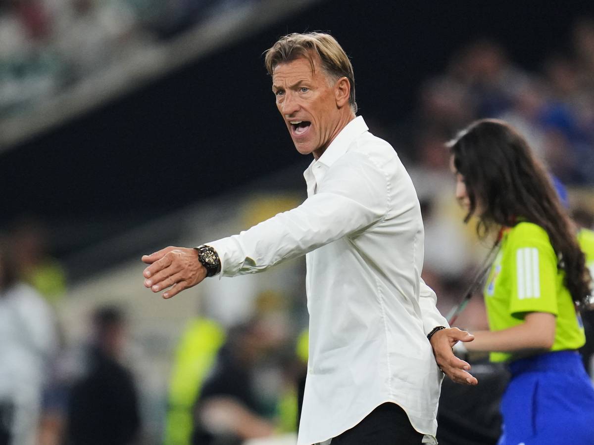 Hervé Renard gibt lautstark Anweisungen an der Seitenlinie.