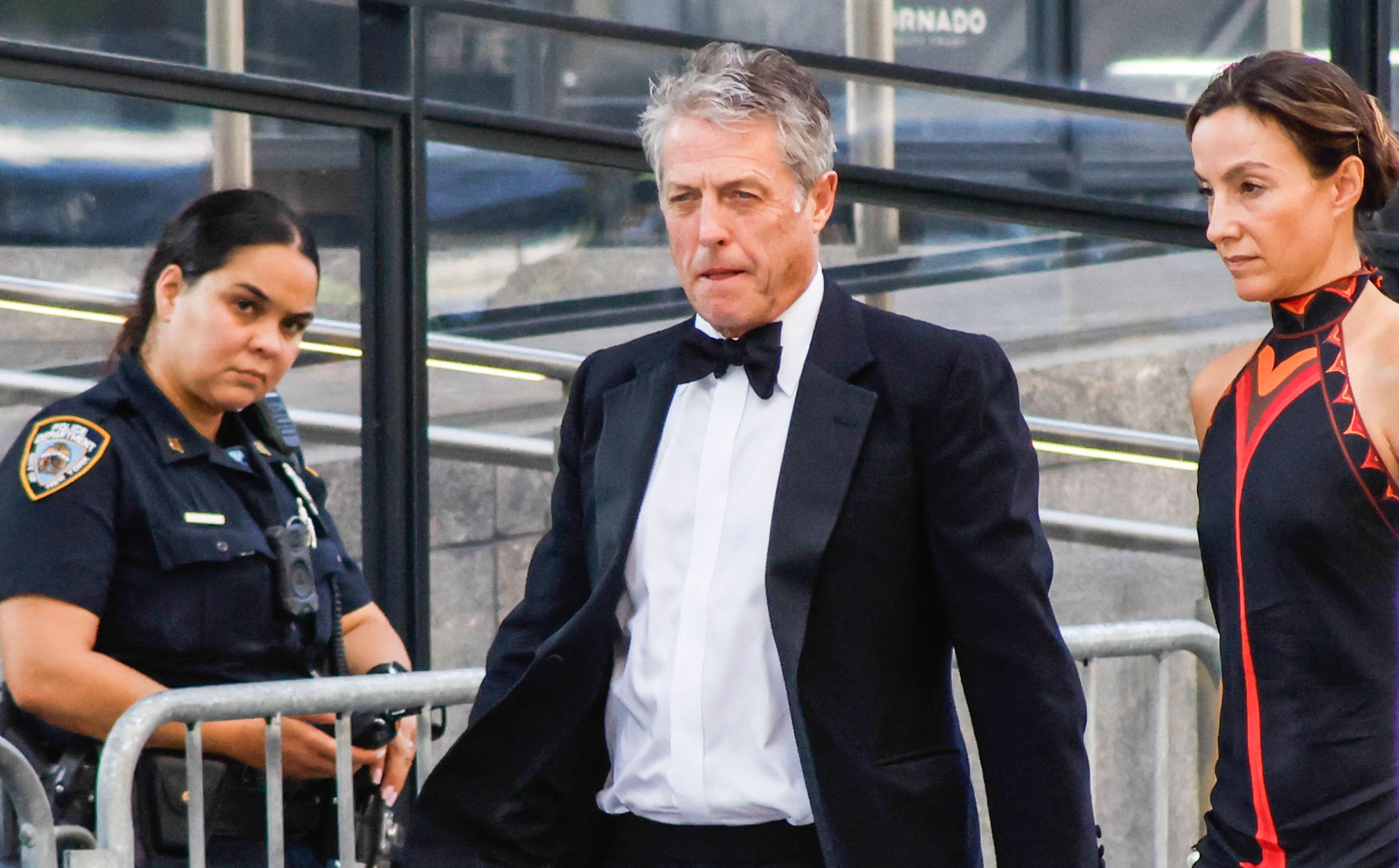 Schauspieler Hugh Grant und die schwedische Produzentin Anna Elisabet Eberstein gehörten zu den Gästen im Madison Square Garden. Dort fand unter enormen Sicherheitsvorkehrungen die Hochzeit von Taylor Swift statt.