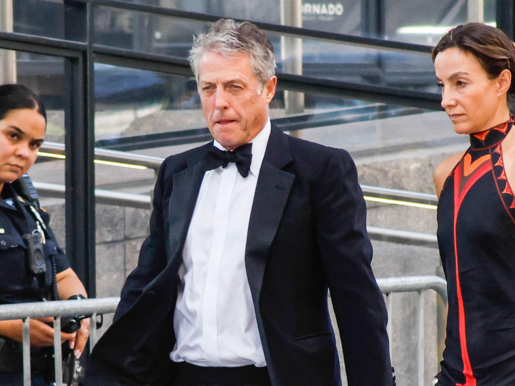 Schauspieler Hugh Grant und die schwedische Produzentin Anna Elisabet Eberstein gehörten zu den Gästen im Madison Square Garden. Dort fand unter enormen Sicherheitsvorkehrungen die Hochzeit von Taylor Swift statt.