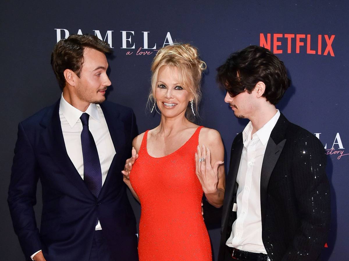 Pamela Anderson im Jahr 2023 mit ihren Söhne Brandon Thomas Lee (l) und Dylan Jagger Lee bei der Weltpremiere von „Pamela, a love story“ im Tudum Theater in Los Angeles.