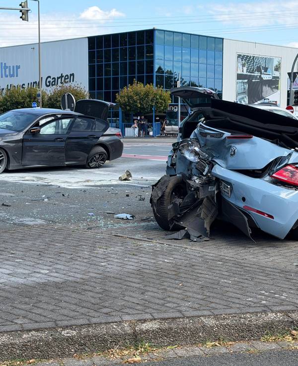 Zwei Autowracks sind an den Ampelmasten einer Kreuzung zu stehen gekommen. Bei einer schweren Kollision mit mehreren Autos und einem Motorrad in Dortmund ist eine 53 Jahre alte Fahrerin ums Leben gekommen.