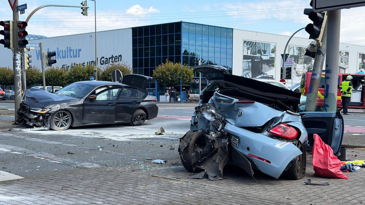 Zwei Autowracks sind an den Ampelmasten einer Kreuzung zu stehen gekommen. Bei einer schweren Kollision mit mehreren Autos und einem Motorrad in Dortmund ist eine 53 Jahre alte Fahrerin ums Leben gekommen.