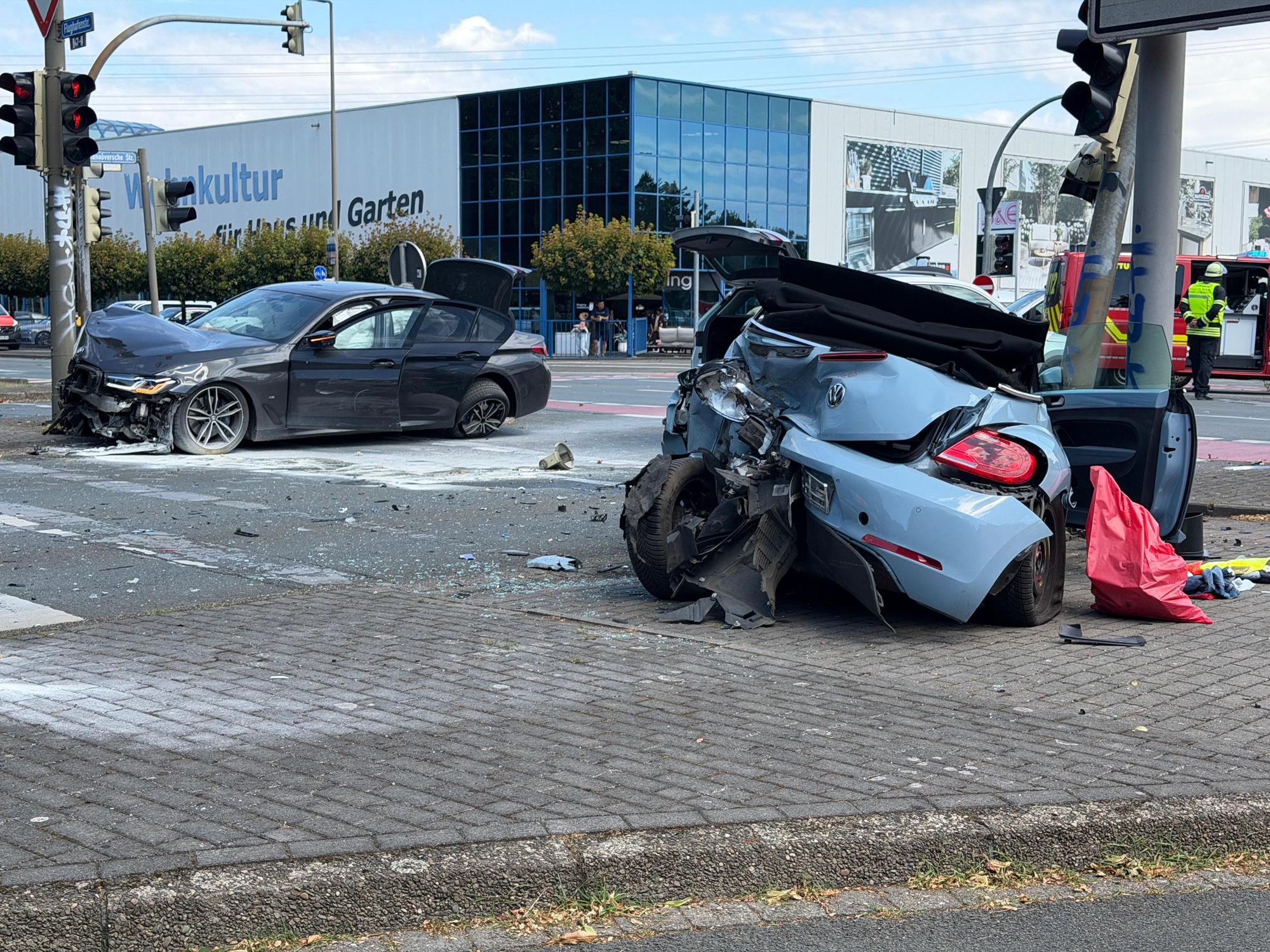 Zwei Autowracks sind an den Ampelmasten einer Kreuzung zu stehen gekommen. Bei einer schweren Kollision mit mehreren Autos und einem Motorrad in Dortmund ist eine 53 Jahre alte Fahrerin ums Leben gekommen.
