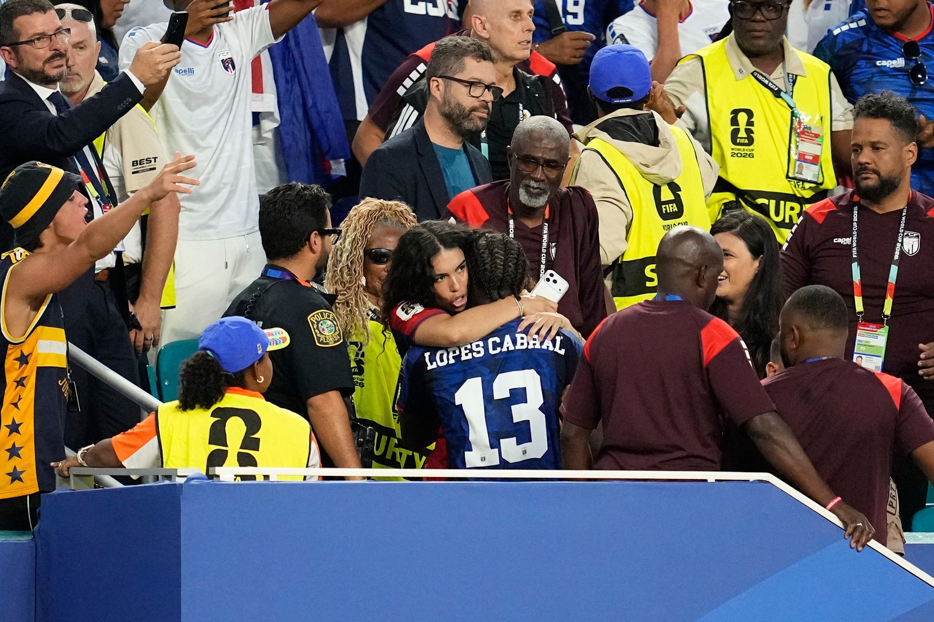 Sidny Lopes Cabral umarmt seine Freundin auf der Tribüne.