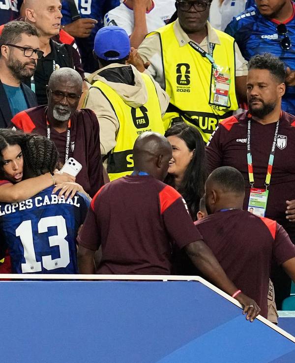 Sidny Lopes Cabral umarmt seine Freundin auf der Tribüne.