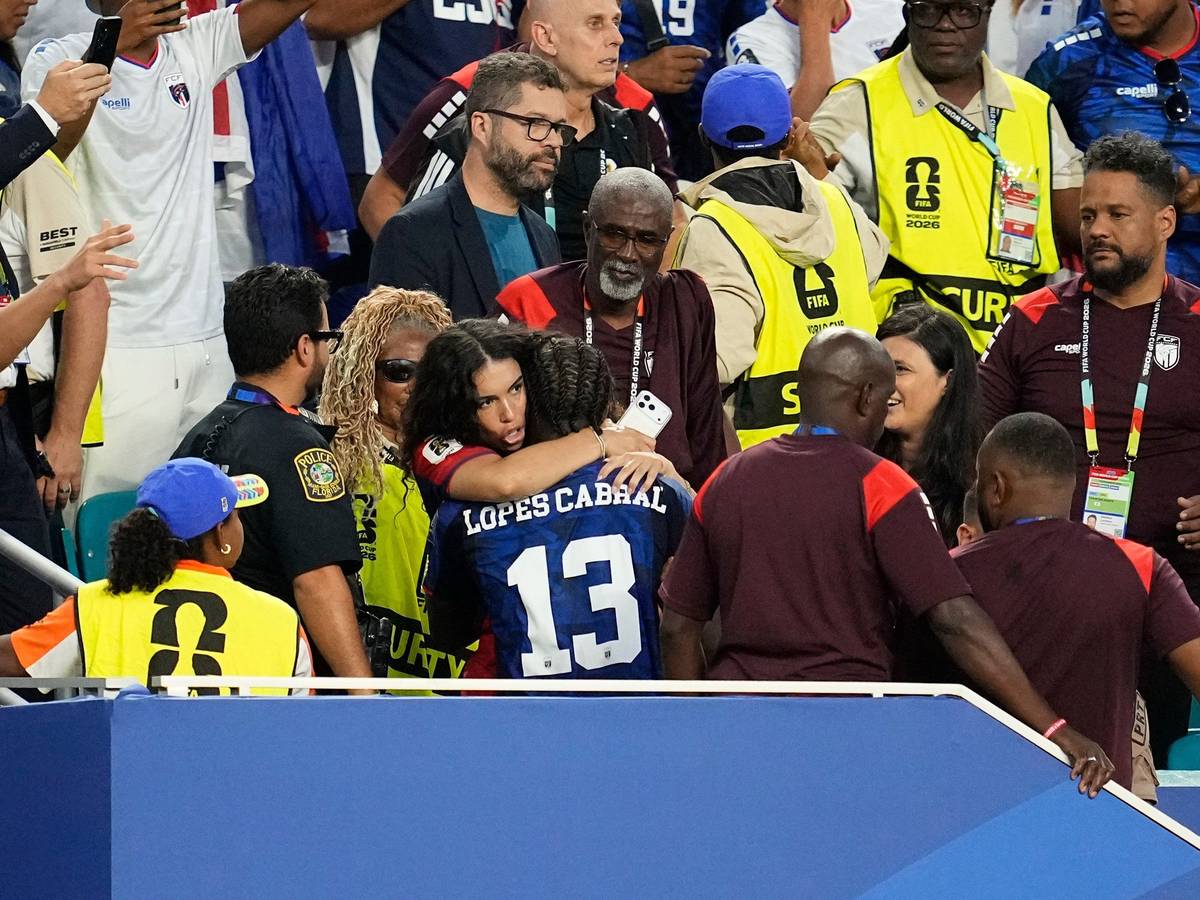 Sidny Lopes Cabral umarmt seine Freundin auf der Tribüne.