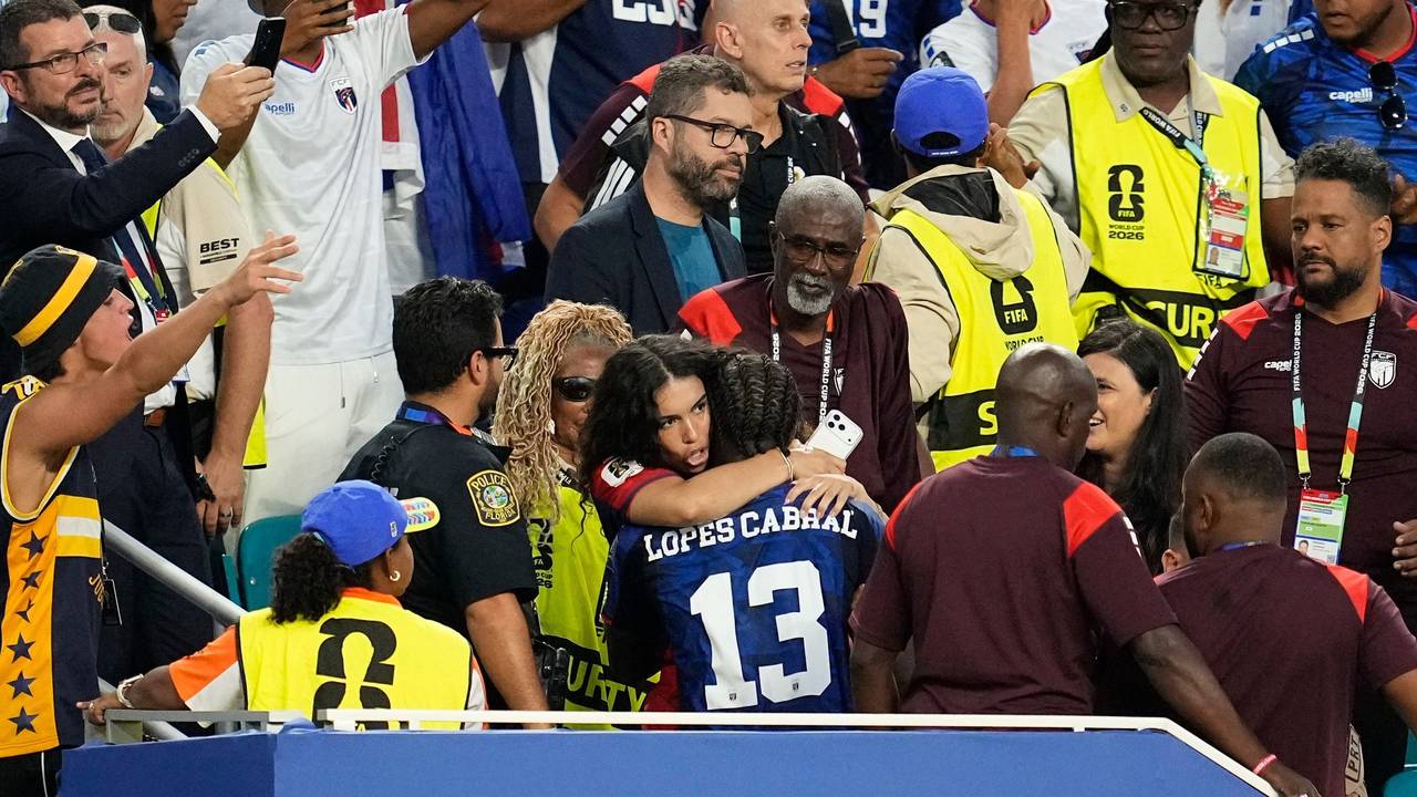 Sidny Lopes Cabral umarmt seine Freundin auf der Tribüne.