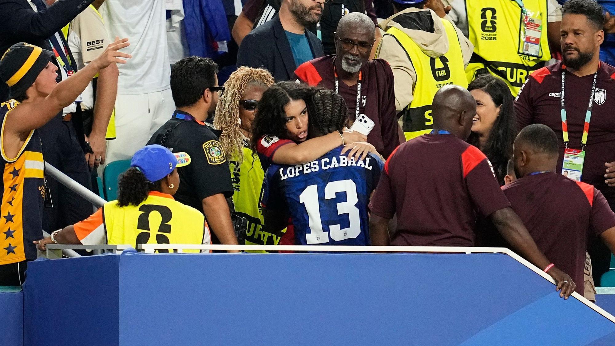 Sidny Lopes Cabral umarmt seine Freundin auf der Tribüne.