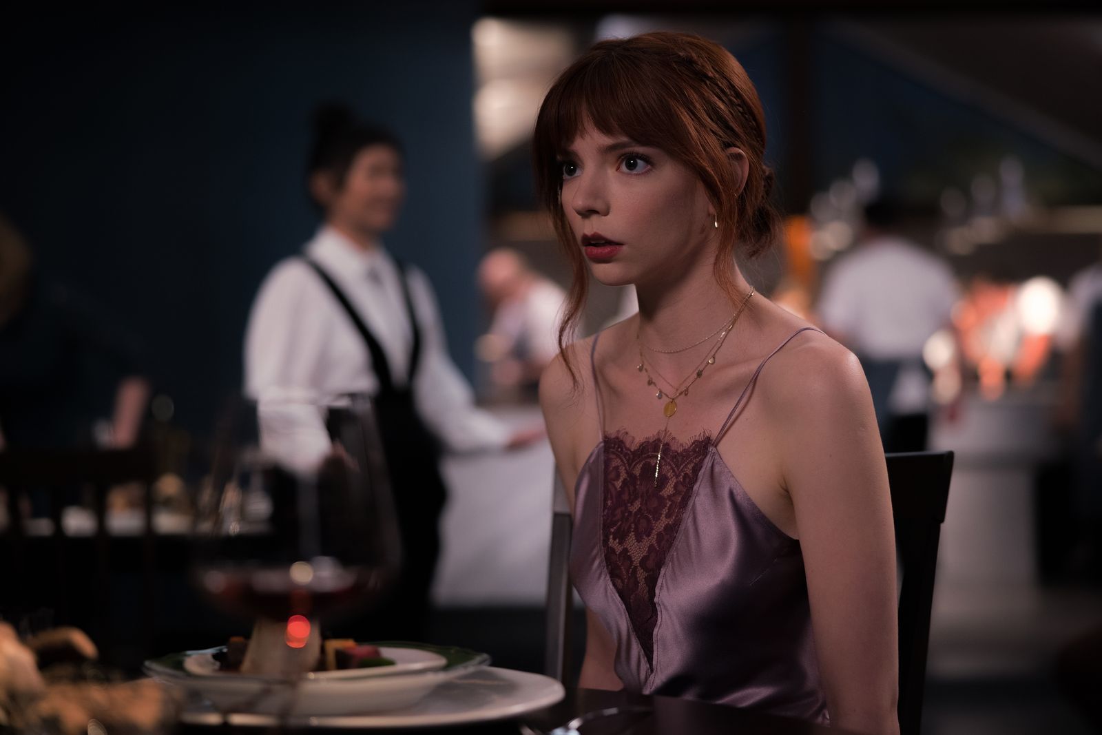 Margot (Anya Taylor-Joy) hält nicht viel von dem Haute-Cuisine-Geschwurbel. So bringt sie zusätzliche Würze in die Geschichte von „The Menu“.  (Bild:  RTL / 2022 20th Century Studios)